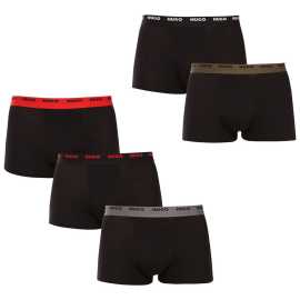 5PACK pánske boxerky HUGO čierne (50532619 003) M, trenky. Prémiové pohodlie a minimalistický štýl v pánskych boxerkách HUGO
Stavte na nadčasovú eleganciu a špičkový komfort s pánskymi boxerkami HUGO. Tento štýlový kúsok spodnej bielizne kombinuje jednoduchý dizajn, prémiové materiály a kvalitné spracovanie, aby ste sa cítili sebaisto každý deň. Či už idete do práce, na rande alebo do posilňovne, boxerky HUGO vás nesklamú.
Materiál, ktorý vám dokonale padne
Kombinácia vysokokvalitnej bavlny s prímesou elastanu zaručuje optimálnu kombináciu pohodlia a pružnosti. Bavlna je príjemná na dotyk, priedušná a jemná k pokožke, zatiaľ čo elastan zaručuje, že boxerky sa dokonale prispôsobia vášmu telu, netlačia a nekrčia - naopak, zvýraznia vaše prednosti a dodajú vám sebavedomie.
Štýl, ktorý hovorí sám za seba
Striedma farebnosť je vhodná pre všetkých mužov, ktorí nemajú radi módne výstrelky. Minimalistický dizajn s moderným nádychom doplní každý outfit. Elastický pás je pohodlný a udrží boxerky na svojom mieste. Boxerky majú kratšie nohavice, ktoré sa nikde nevyhrňujú, poskytujú maximálnu voľnosť pohybu a dobre sa hodia pod priliehavé nohavice. Tento strih je ideálnou voľbou na bežné nosenie, sedavé zamestnanie, cvičenie a cestovanie.
Prečo si zamilujete boxerky HUGO

Prvotriedny materiál v kombinácii bavlny a elastanu.
Elegantný dizajn v klasických farbách.
Kratšie nohavičky pre väčšie pohodlie.

Spodná bielizeň Hugo pre milovníkov pohodlia a luxusu
Značka spodnej bielizne Hugo patrí do rodiny odevov Hugo Boss a vyniká kvalitnými materiálmi a precíznym spracovaním. Spodná bielizeň Hugo je určená predovšetkým mladším zákazníkom, ktorým prináša nadčasové strihy v modernom dizajne, plné výrazných farieb a vzorov, ktoré oslovia aj tých najnáročnejších zákazníkov.
Ako sa starať o boxerky HUGO
Aby vaše obľúbené boxerky dlho vydržali, odporúčame dodržiavať tieto tipy.

Pranie: Per je pri teplote 40 °C. Používaj jemné pracie prostriedky bez bielidiel, aby sa zachovala pružnosť a intenzita farieb.
Sušenie: Boxerky môžeš sušiť v sušičke na šetrný program. Vyhni sa vysokým teplotám, ktoré môžu negatívne ovplyvniť elasticitu materiálu.
Žehlenie: Pokiaľ je potrebné, žehli ich naruby pri nižšej teplote. Tým ochrániš potlač aj gumu a predĺžiš životnosť bielizne.

Tip: Staňte sa expertom na údržbu spodnej bielizne vďaka radám v našom článku a doprajte svojim obľúbeným kúskom starostlivosť, ktorú si zaslúžia.