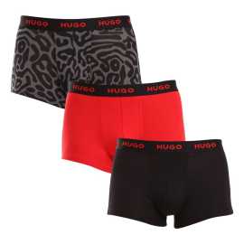 3PACK pánske boxerky HUGO viacfarebné (50517894 974) XL, trenky. Prémiové pohodlie a minimalistický štýl v pánskych boxerkách HUGO
Stavte na nadčasovú eleganciu a špičkový komfort s pánskymi boxerkami HUGO. Tento štýlový kúsok spodnej bielizne kombinuje jednoduchý dizajn, prémiové materiály a kvalitné spracovanie, aby ste sa cítili sebaisto každý deň. Či už idete do práce, na rande alebo do posilňovne, boxerky HUGO vás nesklamú.
Materiál, ktorý vám dokonale padne
Kombinácia vysokokvalitnej bavlny s prímesou elastanu zaručuje optimálnu kombináciu pohodlia a pružnosti. Bavlna je príjemná na dotyk, priedušná a jemná k pokožke, zatiaľ čo elastan zaručuje, že boxerky sa dokonale prispôsobia vášmu telu, netlačia a nekrčia - naopak, zvýraznia vaše prednosti a dodajú vám sebavedomie.
Štýl, ktorý hovorí sám za seba
Striedma farebnosť je vhodná pre všetkých mužov, ktorí nemajú radi módne výstrelky. Minimalistický dizajn s moderným nádychom doplní každý outfit. Elastický pás je pohodlný a udrží boxerky na svojom mieste. Boxerky majú dlhšie nohavičky, ktoré zabraňujú zhŕňaniu a poskytujú oporu pri akejkoľvek aktivite. Tento strih je ideálnou voľbou na bežné nosenie, sedavé zamestnanie, cvičenie a cestovanie.
Prečo si zamilujete boxerky HUGO

Prvotriedny materiál v kombinácii bavlny a elastanu.
Elegantný dizajn v klasických farbách.
Dlhšie nohavičky pre väčšie pohodlie.

Spodná bielizeň Hugo pre milovníkov pohodlia a luxusu
Značka spodnej bielizne Hugo patrí do rodiny odevov Hugo Boss a vyniká kvalitnými materiálmi a precíznym spracovaním. Spodná bielizeň Hugo je určená predovšetkým mladším zákazníkom, ktorým prináša nadčasové strihy v modernom dizajne, plné výrazných farieb a vzorov, ktoré oslovia aj tých najnáročnejších zákazníkov.
Ako sa starať o boxerky HUGO
Aby vaše obľúbené boxerky dlho vydržali, odporúčame dodržiavať tieto tipy.

Pranie: Per je pri teplote 40 °C. Používaj jemné pracie prostriedky bez bielidiel, aby sa zachovala pružnosť a intenzita farieb.
Sušenie: Boxerky môžeš sušiť v sušičke na šetrný program. Vyhni sa vysokým teplotám, ktoré môžu negatívne ovplyvniť elasticitu materiálu.
Žehlenie: Pokiaľ je potrebné, žehli ich naruby pri nižšej teplote. Tým ochrániš potlač aj gumu a predĺžiš životnosť bielizne.

Tip: Staňte sa expertom na údržbu spodnej bielizne vďaka radám v našom článku a doprajte svojim obľúbeným kúskom starostlivosť, ktorú si zaslúžia.