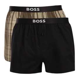 2PACK pánske trenky BOSS viacfarebné (50535781 348) M, trenírky. Pánske šortky BOSS - každodenné pohodlie a nadčasový štýl
Hľadáte spodnú bielizeň, ktorá v sebe spája eleganciu, maximálne pohodlie a prvotriednu kvalitu? Pánske šortky BOSS sú ideálnou voľbou pre mužov, ktorí oceňujú klasický dizajn, voľnosť pohybu a prvotriedny materiál. Tlmené farebné prevedenie dodáva šortkám univerzálny a sofistikovaný vzhľad.
Prírodná bavlna pre maximálne pohodlie
Šortky sú vyrobené zo 100 % bavlny, ktorá je mäkká, priedušná a príjemná na dotyk. Tento prírodný materiál je ideálny na celodenné nosenie, pretože účinne odvádza vlhkosť a umožňuje pokožke dýchať. Vďaka kvalitnému spracovaniu si šortky zachovávajú svoj tvar aj po opakovanom praní, takže sa na ne môžete spoľahnúť pri každodennom nosení.
Štýlový dizajn a pohodlný strih
Šortky BOSS majú klasický voľný strih pre maximálnu voľnosť pohybu a pohodlie. Elastický pás je pevný, ale pružný a netlačí, takže sa prispôsobí vašej postave bez nepríjemného zarezávania. Klasická farebná schéma dodáva šortkám nadčasový vzhľad, vďaka čomu sú dokonalým doplnkom každého oblečenia. Šortky BOSS sú skvelé na každú príležitosť, pri ktorej sa chcete cítiť pohodlne a sebaisto.
Prečo si šortky BOSS zamilujete?

100% bavlna pre skvelé pohodlie: Prírodný, priedušný materiál.
Voľný strih pre maximálne pohodlie: Ideálne na bežné nosenie a relaxáciu.
Štýlový dizajn: Klasická farebná schéma pre nadčasový vzhľad.
Vytkávaná guma BOSS: Štýlový prvok dodáva luxusný vzhľad.

Spodnú bielizeň BOSS si obľúbia všetci štýloví muži.
Značka BOSS vznikla odčlenením od známeho výrobcu oblečenia Hugo Boss ako línia výrobkov pre mužov, ktorí majú radi kvalitné kúsky a nadčasový vzhľad. Spodná bielizeň BOSS vyniká prvotriednym spracovaním a luxusnými materiálmi. V kombinácii s tlmenými farbami a jednoduchým vzhľadom sú ideálnou voľbou pre mužov, ktorí si chcú dopriať pohodlie počas celého dňa.
Ako sa starať o šortky?

Pranie: Perte pri teplote maximálne 30 °C, aby ste zachovali mäkkosť materiálu.
Sušte: Môžete použiť sušičku, ale len na nižšiu teplotu.
Žehlenie: Šortky môžete žehliť pri strednej teplote.

Tip: Nájdenie obľúbenej spodnej bielizne môže byť beh na dlhé trate, preto chceme, aby vaše obľúbené kúsky dlho vydržali. Preto tu nájdete aj množstvo skvelých pomôcok na pranie spodnej bielizne, ako sú pracie papiere a vrecká na jemnú bielizeň.