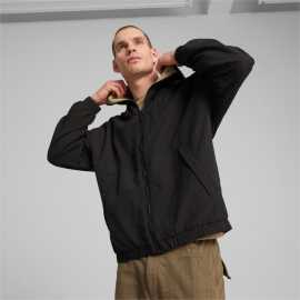Puma Reversible Windbreaker XXL. Dve bundy v jednej: Keď sa nemôžeš rozhodnúť, tak ju jednoducho otočS PUMA Reversible Windbreaker už nikdy nemusíš riešiť, čo si obliecť. Stačí ju otočiť naruby a máš nový look! Či už ťa prekvapí vietor alebo len chceš zmeniť štýl, táto obojstranná bunda je tvoj najlepší kamoš. Ľahká, štýlová a hlavne praktická – pre dni, keď sa počasie alebo tvoja nálada mení každú hodinu.VýhodyObojstranný dizajn – dva štýly v jednej bunde.Ľahká ochrana pred vetrom, ideálna na každodenné nosenie.Praktická a štýlová, takže nemusíš robiť kompromisy.Takže keď budeš na vážkach, čo si obliecť, táto bunda to za teba vyrieši!Funkcie Obojstranná bunda sa dá nosiť na oboch stranách,čo vám umožní meniť vzhľad podľa potreby alebo nálady. Jedna strana môže mať špecifický dizajn alebo materiál, zatiaľ čo druhá strana ponúka iný štýl alebo farbu, takže v podstate získate dve bundy v jednej. Táto funkcia je praktická, pretože ponúka väčšiu variabilitu pri kombinovaní s rôznym oblečením a zvyšuje všestrannosť bundy.