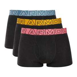 3PACK pánske boxerky Under Armour viacfarebné (1383891 006) XXL, trenky. Pohodlie pre tvoj výkon – pánske boxerky Under Armour
Keď ide o spodnú bielizeň pre aktívny životný štýl, nemal by si robiť kompromisy. Pánske boxerky Under Armour sú navrhnuté pre mužov, ktorí chcú pohodlie, funkčnosť a štýl v jednom balení. Vďaka premyslenému strihu, funkčnému materiálu a ikonickému dizajnu s výrazným vyšívaným lemom budeš pripravený na akúkoľvek výzvu – od pracovného dňa až po intenzívny tréning.
Príjemný materiál pre aktívny životný štýl
Boxerky sú vyrobené z kvalitnej zmesi bavlny, polyesteru a spandexu. Táto kombinácia prináša to najlepšie z oboch svetov – prírodnú mäkkosť a priedušnosť bavlny doplnenú o rýchloschnúce vlastnosti polyesteru a pružnosť spandexu. Výsledkom je ľahký, pohodlný a odolný materiál, ktorý drží tvar a odvádza vlhkosť od pokožky.
Funkčný dizajn pre štýlových mužov
Jednoduchý, ale výrazný vzhľad s dominantným vytkaným pásom s logom v kontrastnej farbe dodáva boxerkám športový a moderný charakter. Strih s dlhšími nohavičkami poskytuje oporu, zabraňuje treniu stehien a zároveň dodáva pocit istoty pri každom pohybe. Jedinečné vlastnosti boxeriek Under Armour zaručia, že sa stanú tvojím obľúbeným kúskom nielen na šport, ale aj na bežné nosenie.
Prečo by si mal vyskúšať boxerky Under Armour

Vyvážená zmes materiálov: Priedušný, rýchloschnúci a elastický materiál s príjemným pocitom na tele.
Dlhšie nohavice a športový strih: Maximálny komfort bez trenia a s plnou voľnosťou pohybu.
Výrazný dizajn s logom Under Armour: Štýl, ktorý vás bude baviť každý deň.

Spodná bielizeň Under Armour vás podporí pri akejkoľvek aktivite
Spodná bielizeň Under Armour je navrhnutá tak, aby ti umožnila podávať životné výkony – a nezáleží na tom, či sa chystáš na horolezeckú výpravu alebo na náročnú pracovnú schôdzku. Boxerky, nohavičky aj podprsenky si našli svoje miesto v miliónoch zásuviek so spodnou bielizňou po celom svete. Značka Under Armour je zárukou dokonalé funkčnosti, prepracovaných strihov a kvalitných materiálov, ktoré sa dobre nosia.
Ako sa starať o boxerky Under Armour
Aby ti obľúbené boxerky vydržali dlho v perfektnom stave, odporúčame dodržiavať nasledujúce pokyny.

Pranie: Per boxerky na 30 ° C, ideálne naruby. Používaj jemné pracie prostriedky, ktoré šetria ako farbu, tak pružnosť materiálu. Nepoužívaj aviváž - znižuje priedušnosť a funkčnosť vlákien.
Sušenie: Neodporúčame sušiť v sušičke – vysoké teploty by mohli poškodiť elastické vlákna a skrátiť životnosť produktu. Najlepšie je sušenie na vzduchu v tieni.
Žehlenie: Nežehli – boxerky to nepotrebujú, a žehlením by si mohol poškodiť štruktúru materiálu.

Tip: Tvoje obľúbené spodné prádlo si zaslúži jemné zaobchádzanie. A pretože chceme, aby ti vydržalo čo najdlhšie, ponúkame aj množstvo doplnkov na pranie, ktoré sa postarajú o dokonalú čistotu a ochranu materiálu.