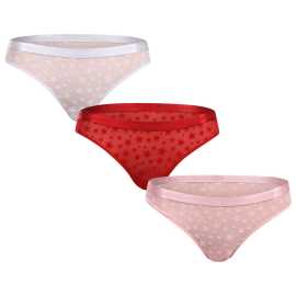 3PACK dámske tangá Tommy Hilfiger viacfarebné (UW0UW06135 0WK) M. Elegancia, ktorú si zamilujete - dámske tangá Tommy Hilfiger
Doprajte si luxusný pocit každý deň s dámskymi tangami Tommy Hilfiger. Tieto ikonické tangá spájajú minimalistický dizajn, sofistikovanosť a maximálne pohodlie v jednom. Ideálna voľba pre ženy, ktoré chcú byť štýlové do posledného detailu - či už máte na sebe priliehavé šaty, legíny alebo chcete byť jednoducho neodolateľne sebavedomé.
Ľahký a hebký materiál pre maximálne pohodlie
Tanga Tommy Hilfiger sú vyrobené z mäkkého umelého vlákna, ktoré je ľahké, priedušné a príjemné na telo. Vďaka vysokému podielu polyamidu je materiál odolný a zároveň jemný na dotyk. Elastan poskytuje pružnosť, takže spodná bielizeň sa dokonale prispôsobí vášmu pohybu bez toho, aby tlačila alebo sa zarezávala.
Nadčasový štýl s ikonickým podpisom
Tieto tangá vás nadchnú svojím čistým, elegantným a dokonale univerzálnym dizajnom. Tkaná guma s logom Tommy Hilfiger dodáva moderný športovo-elegantný šmrnc a zároveň dobre udržiava spodnú bielizeň na svojom mieste. Nízky pás a minimalistický zadný diel sa dokonale hodia pod priliehavé oblečenie.
Prečo si tangá Tommy Hilfiger zamilujete

Elegantný dizajn s jemnou značkovou gumou.
Mäkký, ľahký a pohodlný materiál.
Perfektný strih, ktorý sa neprejavuje pod oblečením.
Ideálna kombinácia štýlu a pohodlia.

Tommy Hilfiger je značka pre všetky moderné ženy.
Spodná bielizeň Tommy Hilfiger predstavuje dokonalú harmóniu medzi klasickým a moderným vzhľadom. Či už si vyberiete tangá alebo tričko, môžete sa spoľahnúť, že budete vyzerať elegantne a akoby ste vystúpili z módneho časopisu. A samozrejme, Tommy Hilfiger má aj pánske kúsky, ako sú pohodlné boxerky a štýlové pyžamá.
Ako sa starať o tangá Tommy Hilfiger
Aby vaša obľúbená spodná bielizeň dlho vyzerala ako nová, odporúčame vám dodržiavať tieto zásady starostlivosti.

Pranie: Per pri maximálnej teplote 30 °C, ideálne v ochrannom sáčku. Používaj jemný prací prostriedok bez agresívnych chemikálií a bielizeň otáčaj naruby.
Sušenie: Nesuš v sušičke – horúci vzduch by mohol poškodiť vlákna a gumu. Nechaj voľne uschnúť na vzduchu, najlepšie v tieni.
Žehlenie: Áno, ale opatrne – na nízku teplotu a ideálne cez ochrannú látku, aby nedošlo k poškodeniu povrchu.

Tip: Vaša obľúbená spodná bielizeň si zaslúži šetrné zaobchádzanie. A pretože chceme, aby vám dlho vydržala, ponúkame aj množstvo doplnkov na pranie, aby bol materiál dokonale čistý a chránený.