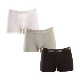 3PACK pánske boxerky Calvin Klein viacfarebné (NB2970A-UW5) L, trenky. Nadčasová elegancia a pohodlie v pánskych boxerkách Calvin Klein
Doprajte si ikonický štýl a bezkonkurenčné pohodlie s pánskymi boxerkami Calvin Klein v nadčasových farbách. Kombinácia minimalistického dizajnu a kvalitného materiálu zaručuje, že sa budete cítiť skvele po celý deň – či už ste v práci, na cestách alebo v pohodlí domova. Priliehavé boxerky vám dodajú sebavedomie v každej situácii, kedykoľvek budete chcieť.
Moderné materiály pre maximálne pohodlie
Tieto boxerky sú vyrobené zo zmesi bavlny a umelých vlákien. Bavlna dodáva prirodzenú mäkkosť a priedušnosť, polyester zaisťuje odolnosť a rýchlejšie schnutie a vďaka elastanu sa boxerky perfektne prispôsobia tvojmu telu. Výsledkom je materiál, ktorý je príjemný na nosenie, drží tvar a je ideálny na každodenné použitie.
Štýlový a funkčný dizajn na každý deň
Elegantný vyhotovenie dopĺňa tkaný gumový pás s decentným logom Calvin Klein. Guma je príjemne mäkká, netlačí a spoľahlivo drží na mieste aj počas celodenného nosenia. Vďaka dlhším nohavičkám boxerky skvele sedia, poskytujú lepšie krytie, zabraňujú nepríjemnému treniu a minimalizujú zhrňovanie. Minimalistický štýl sa perfektne hodí do každého šatníka a dodá ti sebavedomie, kedykoľvek to budeš potrebovať.
Prečo by ti boxerky Calvin Klein nemali chýbať

Zmes bavlny a umelých vlákien: Ideálna rovnováha pohodlia, odolnosti a pružnosti.
Elegantný vzhľad s decentným logom Calvin Klein: Štýlový základ tvojho outfitu.
Dlhšie nohavičky a vytkávaná guma: Výborne sedia a držia na mieste bez nepríjemného sťahovania.

Spodná bielizeň Calvin Klein milujú ľudia po celom svete
Pánska spodná bielizeň Calvin Klein patrí medzi stálici módneho priemyslu. Pánske boxerky sú jedným z dôkazov, že Calvin Klein vie, ako spojiť kvalitu so štýlom. Za viac ako 50 rokov svojej existencie značka dokázala, že na trhu so spodnou bielizňou jej môže konkurovať málokto. Ak chcete, aby vaše spodná bielizeň bola spoľahlivá v každej situácii, potom chcete spodnú bielizeň Calvin Klein.
Ako sa starať o boxerky Calvin Klein
Aby vaše obľúbené boxerky vydržali dlho v perfektnom stave, odporúčame dodržiavať nasledujúce tipy na údržbu.

Pranie: Perte na 30 °C. Tento režim je šetrný k vláknam aj potlači. Používajte jemné pracie prostriedky bez agresívnych bielidiel.
Sušenie: Boxerky je možné sušiť v sušičke, ale odporúčame nízku teplotu, aby sa predĺžila životnosť elastických vlákien.
Žehlenie: Nie je potrebné a ani sa neodporúča. Materiál je hladký a nemačkavý, takže ušetríš čas aj starosti.

Tip: Nájdenie toho pravého kúska spodnej bielizne, ktorý ti perfektne sedí, je niekedy náročné. Keď ho už nájdeš, stojí za to sa oň dobre starať, aby ti vydržal dlho. Rady, ako na to, nájdeš v našom článku.
