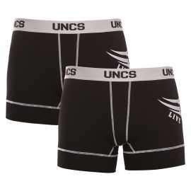 2PACK pánske boxerky UNCS Wings III oversize 3XL, trenky. Boxerky UNCS prinesú štýl a pohodlie mužom všetkých veľkostí
Pánske boxerky UNCS sú navrhnuté tak, aby poskytovali maximálne pohodlie a atraktívny dizajn vo všetkých veľkostiach. S modernou potlačou a kvalitnými materiálmi sú ideálnou voľbou pre každodenné nosenie aj aktívny životný štýl. Boxerky UNCS vám dodajú sebaistotu a moderný vzhľad v každej veľkosti.
Materiály, ktoré sa prispôsobia vašim potrebám
Tento model boxeriek je vyrobený z kvalitnej zmesi bavlny a elastanu, ktorá zaručuje maximálny komfort aj pri celodennom nosení. Jemná bavlna je šetrná k pokožke, výborné dýcha a poskytuje pocit ľahkosti. Prímes elastanu dodáva boxerkám pružnosť, vďaka čomu sa perfektne prispôsobia tvojmu telu a udržia svoj tvar aj po mnohých praniach. Boxerky navyše neobmedzujú v pohybe a vždy zabezpečujú dostatočné pohodlie, či už si v práci, doma alebo na cestách.
Moderný strih a výrazný dizajn
Boxerky UNCS majú dlhšie nohavičky, ktoré zabraňujú treniu a poskytujú extra podporu pri pohybe. Vytkávaná guma v pase s logom UNCS drží pevne, ale pritom netlačí a zostáva pohodlná aj po dlhých hodinách nosenia. Výrazný dizajn dodáva boxerkám osobitý vzhľad a skvele sa hodí pre všetkých mužov, ktorí majú radi originalitu.
Prečo by ste mali vyskúšať boxerky UNCS

Štýlový potlač: Moderný dizajn s kontrastnými prvkami dodáva boxerkám atraktívny vzhľad.
Dlhšie nohavičky: Poskytujú pohodlie a minimalizujú trenie pri pohybe.
Vytkávaná guma s logom UNCS: Pohodlný pás, ktorý pevne drží, ale zároveň netlačí.

Spodná bielizeň UNCS pre milovníkov extravagancie
Spodná bielizeň pre mužov od značky UNCS vyniká predovšetkým pohodlnými materiálmi a jednoduchými strihmi. Vždy sa však môžete tešiť na zaujímavé detaily, ktoré boxerkám UNCS dodávajú moderný vzhľad, ktorý vám zdvihne náladu aj sebavedomie. Značka UNCS myslí na mužov všetkých veľkostí, takže si môžeš vybrať až do veľkosti 5XL.
Ako sa starať o svoje boxerky UNCS?
Aby ti boxerky vydržali dlho ako nové, odporúčame dodržiavať nasledujúce pokyny na údržbu.

Pranie: Odporúčame prať na 30 °C s jemnými pracími prostriedkami, aby si materiál zachoval svoju kvalitu.
Sušenie: Nesuš v sušičke – odporúčame sušenie na vzduchu, najlepšie v tieni, aby farby nevybledli a materiál zostal mäkký.
Žehlenie:Boxerky môžeš žehliť na najnižší stupeň, ale nie je to potrebné. Odporúčame žehliť po rube.

 
Tip: Staňte sa odborníkom na údržbu spodnej bielizne vďaka radám v našom článku a doprajte svojim obľúbeným kúskom starostlivosť, ktorú si zaslúžia.