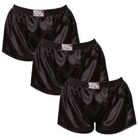 3PACK dámske trenky Styx klasická guma saténové čierne (3L0960) M, trenírky. Luxusné saténové dámske šortky Styx pre výnimočné pohodlie
Doprajte si jedinečný pocit luxusu a pohodlia s dámskymi saténovými šortkami Styx! Tento elegantný kúsok vám poskytne nielen neuveriteľne príjemný pocit na pokožke, ale aj štýl, ktorý nikto neprehliadne. Lesklý satén dodá vášmu outfitu nádych exkluzivity a sebavedomia - či už ich budete nosiť doma, na spanie alebo ako zvodný doplnok.
Kvalitný materiál pre maximálne pohodlie
Dámske šortky Styx sú vyrobené z príjemného saténového materiálu, ktorý zaručuje ľahkosť, mäkkosť a jemný chladivý účinok na pokožku. Dámske šortky sú nielen príjemné na dotyk, ale aj odolné a dlho si zachovávajú svoj elegantný vzhľad. Vďaka skvelej priedušnosti sa budete cítiť skvele a príťažlivo počas celého dňa aj noci.
Zvodný dizajn a precízne české spracovanie
Dámske šortky Styx sú navrhnuté v jednoduchom, ale účinnom strihu, ktorý vám poskytne absolútnu voľnosť pohybu. Vysokokvalitný satén dodáva šortkám luxusný nádych, ktorý je ideálny na domáce relaxovanie alebo ako štýlové pyžamo. Klasická guma s logom Styx nielen dobre vyzerá, ale sa aj dokonale prispôsobí vášmu telu a nikde sa nezarezáva.
Prečo si zamilujete saténové šortky Styx?

Luxusný saténový materiál: Mäkký, ľahký a príjemne chladivý na pokožke.
Štýlový dizajn: Pre elegantný a sebavedomý vzhľad.
Pohodlný strih: Ideálne na spanie, domáce nosenie alebo voľnočasové aktivity.
Klasická guma s logom Styx: Skvele padne a netlačí.
Vyrobené v Českej republike: Precízne spracovanie a záruka kvality

Spodná bielizeň Styx je jednou z najobľúbenejších
Česká značka Styx je medzi zákazníkmi známa najmä vďaka svojej spodnej bielizni s neotrelými vzormi vo výrazných farbách. Hlavným dôvodom obľúbenosti značky sú však jej príjemné materiály a skvelé strihy, ktoré sme vyskúšali na vlastnej koži. Značka Styx patrí medzi naše privátne značky a za kvalitu našich výrobkov dáme ruku do ohňa.
Ako sa mám starať o svoje šortky Styx?
Aby vaše obľúbené saténové šortky vydržali dlho v skvelom stave, odporúčame dodržiavať tieto rady:

Pranie: Odporúčame prať pri teplote 30 °C, aby si šortky zachovali svoj jemný lesk a mäkkosť. Používajte jemné pracie prostriedky, ktoré sú šetrné k saténu.
Sušenie: Neodporúčame sušenie v bubnovej sušičke, aby nedošlo k poškodeniu vlákien. Najlepšie je nechať šortky voľne uschnúť na vzduchu.
Žehlenie: V prípade potreby môžete šortky žehliť pri nízkej teplote. Saténový materiál vždy žehlite naruby, aby sa zachoval jeho lesk a hladkosť.

Tip: Vaša obľúbená spodná bielizeň si zaslúži šetrné zaobchádzanie. A pretože chceme, aby vám dlho vydržali, ponúkame aj množstvo doplnkov na pranie, aby bol materiál dokonale čistý a chránený.
