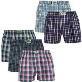 5PACK pánske trenky Styx klasická guma viacfarebné (5A3078901) M, trenírky. Česká kvalita a maximálny komfort
Doprajte si štýl a pohodlie s pánskymi šortkami Styx v pestrých farbách a originálnom dizajne. Šortky Styx sa navrhujú a vyrábajú v Českej republike, čo zaručuje nielen prvotriednu kvalitu, ale aj podporu miestnej výroby. Vďaka ich zábavným potlačiam a pohodlnému strihu budete hviezdou každého dňa.
Mäkký materiál pre celodenné pohodlie
Šortky Styx sú vyrobené zo 100 % bavlny, ktorá ponúka mäkkosť a priedušnosť aj pri celodennom nosení. Tento prírodný materiál je jemný k pokožke a vhodný aj pre mužov s citlivou pokožkou. Materiál je ľahký, takže je vhodný na každodenné aktivity a leňošenie na gauči, a zároveň dostatočne odolný, aby vydržal časté pranie.
Originálny dizajn a pohodlné nosenie
Šortky Styx vnesú do vášho šatníka hravosť a jedinečný štýl vďaka odvážnym farbám a originálnym potlačiam. Klasický elastický pás zaručuje pohodlné nosenie bez nepríjemného zarezávania. Voľný strih poskytuje maximálnu voľnosť pohybu a je ideálny na bežné nosenie, leňošenie doma alebo ako pohodlné pyžamo.
Prečo si zaobstarať šortky Styx?

Vyrobené v Českej republike s dôrazom na kvalitu a precíznosť.


Materiál zo 100 % bavlny pre mäkkosť a pohodlie.


Originálne a zábavné vzory, ktoré vás odlíšia.

Kvalita z Českej republiky, to je spodná bielizeň Styx
Spodná bielizeň Styx sa kompletne vyrába v Českej republike. Táto tradičná česká značka s viac ako 30-ročnou históriou dbá na kvalitu svojich výrobkov a využíva moderné technológie a tradičné postupy na zabezpečenie najvyššej kvality a pohodlia. Styx je navyše jednou z našich privátnych značiek, ktorým venujeme maximálnu starostlivosť a prikladáme ruku k dielu za ich výkon - pretože sme ich otestovali na sebe.
Ako sa starať o šortky Styx
Ak chcete zachovať kvalitu a pohodlie svojich šortiek, postupujte podľa týchto pokynov:

Pranie: Perte pri maximálnej teplote 30 °C, aby ste zachovali intenzívne farby a mäkkosť bavlny.


Sušenie: Neodporúčame sušenie v bubnovej sušičke, radšej ich nechajte voľne uschnúť na vzduchu.


Žehlenie: Šortky môžete žehliť pri nízkej teplote, aby mali hladký vzhľad.

Tip: Staňte sa expertom na údržbu spodnej bielizne vďaka tipom v našom článku a doprajte svojim obľúbeným kúskom starostlivosť, akú si zaslúžia.