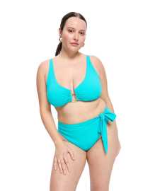 Menštruačné plavky Modibodi Molokai Hi-Waist Tie Bottom Ocean spodný diel (MPMMHWBOSD) XS. Menštruačné plavky Modibodi – spoľahlivá ochrana aj počas silnej menštruácie
Už žiadne kompromisy počas najťažších dní! S menštruačnými plavkami Modibodi navrhnutými pre silnú menštruáciu si môžete užívať leto, plávanie a šport na maximum s úplnou istotou. Nech už si vyberiete jednodielne plavky, bikiny alebo dievčenskú verziu, tieto kúsky vám poskytnú neviditeľnú, ale 100 % účinnú ochranu vo vode aj na súši – bez tampónov, bez starostí.
Pokročilá technológia pre maximálnu absorpciu
Plavky Modibodi s vysokou absorpciou sú vybavené viacvrstvovým systémom, ktorý zvládne silné menštruačné krvácanie. Absorpčné jadro v oblasti rozkroku pojme veľké množstvo tekutiny bez obetovania pohodlia alebo štýlu. Zabraňuje tiež úniku a zápachu, je priedušné, antibakteriálne a šetrné k pokožke.
Táto technológia poskytuje ochranu aj v tých najnáročnejších dňoch – bez potreby jednorazových produktov.
Štýlové strihy a farby pre každú postavu
Či už preferujete jednodielne plavky, klasické nohavičky alebo vyššie pásy, Modibodi má strih pre každú postavu. Všetky modely sú elegantné, diskrétne a nikto nebude vedieť, že ide o špeciálne plavky na obdobie menštruácie. Vďaka pružným a rýchloschnúcim materiálom neobmedzujú pohyb, krásne sedia a dodávajú vám sebavedomie, či už ste v bazéne, na pláži alebo v mori.
K dispozícii sú aj modely pre dievčatá – ideálne na školské výlety, tábory alebo rodinné dovolenky.
Kedy sa vám zídu?
Menštruačné plavky Modibodi s vysokou absorpčnou schopnosťou sú ideálne pre:

Silnú menštruáciu (vrátane prvých a najintenzívnejších dní)
Dní, keď chcete mať 100 % istotu
Plávania a športu počas menštruácie
Citlivých žien, ktoré chcú ochranu bez chemikálií
Mladých dievčat, ktoré ešte nechcú používať tampóny

S týmito plavkami budete mať pokoj na duši – vo vode aj mimo nej.
Prečo si ich zamilujete
Modibodi je lídrom v oblasti menstruačného spodného prádla a ponúka riešenia, ktoré sú udržateľné, pohodlné a štýlové. Plavky Modibodi vám umožnia byť aktívna a cítiť sa krásna aj počas menštruácie, bez obáv z nehody a bez potreby používať neekologické jednorazové výrobky.
Užite si slobodu – aj počas silnej menštruácie
Objednajte si ešte dnes plavky Modibodi a pridajte sa k tisíckam žien, ktoré si užívajú vodu bez obmedzení. Vyberte si farbu, strih a veľkosť, ktoré vám vyhovujú – a vyrazte do leta plného slobody, sebavedomia a pohodlia.
Ako sa starať o plavky Modibodi na menštruáciu:

Pred prvým použitím: Predtým, ako si nové nohavičky alebo plavky na menštruáciu oblečiete po prvýkrát, je potrebné ich vyprať – buď ručne, alebo v práčke na jemný cyklus na 30 °C. Tým sa aktivujú absorpčné vrstvy a spodná bielizeň je pripravená na správne fungovanie. Nepoužívajte aviváž ani bielidlo, pretože môžu zhoršiť funkčnosť.
Po každom použití: Najskôr dôkladne opláchnite odev studenou vodou. Tento krok je nevyhnutný – studená voda pomáha odstrániť krv, zatiaľ čo horúca voda by ju mohla „vťahovať“ do vlákien a vytvárať škvrny.
Pranie: Po každom použití plavky dôkladne opláchnite studenou vodou, kým voda nebude číra. Potom ich vyperte v práčke na 30 °C bez aviváže alebo bielidla. Ideálne spolu s inými jemnými odevmi.
Sušenie: Nechajte uschnúť na vzduchu. Vyhnite sa sušičke, pretože vysoké teploty môžu poškodiť absorpčné vrstvy.
Žehlenie: Plavky by sa nemali žehliť – aby zostali plne funkčné, je najlepšie vynechať žehličku.