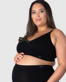 Hotmilk Ženski nedrček Caress Seamfree Bamboo FULL CAP nursing black (CPB-full) XXL.
Odkrijte udobje in podporo, ki jo zagotavlja modrček za dojenje Hotmilk, zasnovan posebej za ženske s polnejšimi prsmi.
Kakovosten material, ki se vam prilagodi
Ta modrček za dojenje je izdelan iz organskih bambusovih vlaken, ki so znana po svoji zračnosti, mehkobi in hipoalergenskih lastnostih.
Preprosta zasnova in praktični detajli
Nedrček za dojenje Hotmilk ima globok izrez, ki lepo oblikuje dekolte.
Modrček je zasnovan posebej za polnejše prsi z velikostmi košaric od DD do I, ki zagotavljajo optimalno podporo.
Zakaj bi morali preizkusiti modrček za dojenje Hotmilk

Okolju prijazen material iz bambusa: Modrček je izdelan iz hipoalergenih bambusovih vlaken, ki so prijetna za kožo in prijazna do narave.


Udobje za polnejše prsi: Posebna zasnova zagotavlja udobje in rahlo oporo tudi ženskam z večjimi velikostmi skodelic (DD - I).


Enostavno dojenje: Praktične sponke za dojenje omogočajo enostaven dostop do dojke, kar je idealno za preprosto in diskretno dojenje doma in na poti.


Brezhiben videz in elegantna zasnova: Široki, gladki boki in globok izrez zagotavljajo, da se modrček ne bo kazal pod oblačili in bo poskrbel za lepo, naravno obliko dekolteja.

Spodnje perilo Hotmilk za povečanje samozavesti med nosečnostjo in dojenjem
Obdobje nosečnosti in zgodnjega materinstva je eno od obdobij v življenju ženske, ko se telo spreminja dobesedno iz ure v uro.
Na prvi pogled se nedrčki, hlačke ali majice razlikujejo od običajne ponudbe spodnjega perila za nosečnice in doječe matere, saj ne poudarjajo le praktične plati stvari, temveč predvsem dejstvo, da so na ženskah dobro videti.
Hotmilk Nega modrčka

Pralnica: Priporočamo pranje na občutljivem ciklu v hladni vodi in uporabo zaščitne vrečke za perilo.


Sušenje: Sušenje v sušilnem stroju ni priporočljivo, da se ohranita elastičnost in oblika modrčka.

Nasvet: Da bi bilo to ekskluzivno perilo čim dlje v popolnem stanju, si zasluži izjemno nego.