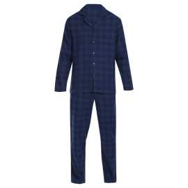 Herren Schlafanzug s.Oliver mehrfarbig (LH-51PJL-40597662) M.
Genießen Sie maximalen Komfort und einen eleganten Look mit dem s.Oliver Pyjama für Herren.
Hochwertiges Material für ultimativen Komfort
Die s.Oliver Schlafanzüge sind aus hochwertiger 100%iger Baumwolle gefertigt, die natürlich weich, atmungsaktiv und hautfreundlich ist.
Elegantes Design und klassischer Schnitt
Der s.Oliver Schlafanzug ist mit einem dezenten, mehrfarbigen Karomuster versehen, das stilvoll und zeitlos wirkt.
Warum s.Oliver Pyjamas kaufen

100% Baumwolle für maximalen Komfort: Weiches und atmungsaktives Material, das für das ganze Jahr geeignet ist.
Elegantes Design: Das dezente Karomuster verleiht dem Pyjama einen modernen und eleganten Look.
Klassischer Schnitt: Hemden mit Knopfleiste und lange Hosen sind bequem und praktisch zugleich.

Die Marke s.Oliver bietet elegante Unterwäsche für stilvolle Männer
Die deutsche Modemarke s.Oliver ist bekannt als Hersteller von Kleidung und Unterwäsche, der klassische Looks mit modernen Elementen kombiniert.
Pflege für s.Oliver Pyjamas

Waschen: Wir empfehlen, Pyjamas mit ähnlichen Farben bei maximal 40 °C zu waschen.
Trocknen: Der Pyjama kann bei niedriger Temperatur im Wäschetrockner getrocknet werden.
Bügeln: Wenn nötig, können Sie den Pyjama bei mittlerer Hitze bügeln.

Tip: Werden Sie ein Experte für die Pflege von Unterwäsche mit den Ratschlägen in unserem Artikel und geben Sie Ihren Lieblingsstücken die Pflege, die sie verdienen.