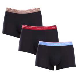 3PACK Herren Klassische Boxershorts Tommy Hilfiger dunkelblau (UM0UM01642 0R6) L.
Gönnen Sie sich zeitlosen Stil und höchsten Komfort mit den Herren-Boxershorts von Tommy Hilfiger.
Hochwertiges Material für maximalen Komfort
Die Tommy Hilfiger Boxershorts sind aus weicher, sehr angenehm zu tragender Baumwolle mit einem Hauch von Elastan gefertigt, was ihnen Flexibilität und Haltbarkeit verleiht.
Ikonischer Stil und präziser Schnitt
Die Boxershorts haben längere Beine, die nicht hochgekrempelt werden und ausreichend Abdeckung und Komfort bieten.
Warum Sie Tommy Hilfiger Boxershorts nicht verpassen dürfen

Hochwertige Baumwolle mit Elastan: Weich, atmungsaktiv und bequem für ganztägigen Tragekomfort.
Längeres Bein und elastischer Bund: Stabilität, Stil und kein Scrollen.
Elegantes und zeitloses Design: Ideal für den Alltag und besondere Anlässe.

Tommy Hilfiger Unterwäsche ist eine Garantie für höchste Qualität
Die Marke Tommy Hilfiger wurde vor fast 40 Jahren zu einer Ikone amerikanischer Kleidung, und ihre farbenfrohe Palette aus Blau, Rot und Weiß ist auf den ersten Blick zu erkennen.
Pflegehinweise für Tommy Hilfiger Boxershorts

Waschen: Per bei 30 °C.
Trocknen: Boxer können bei niedriger Temperatur im Wäschetrockner getrocknet werden.
Bügeln: Falls erforderlich, können sie bei einer niedrigeren Temperatur gebügelt werden.

Tip: Das perfekte Stück Unterwäsche zu finden, kann manchmal eine Herausforderung sein.