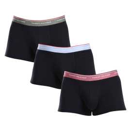 3PACK Herren Klassische Boxershorts Tommy Hilfiger dunkelblau (UM0UM01642 0XV) XXL.
Gönnen Sie sich zeitlosen Stil und höchsten Komfort mit den Herren-Boxershorts von Tommy Hilfiger.
Hochwertiges Material für maximalen Komfort
Die Tommy Hilfiger Boxershorts sind aus weicher, sehr angenehm zu tragender Baumwolle mit einem Hauch von Elastan gefertigt, was ihnen Flexibilität und Haltbarkeit verleiht.
Ikonischer Stil und präziser Schnitt
Die Boxershorts haben längere Beine, die nicht hochgekrempelt werden und ausreichend Abdeckung und Komfort bieten.
Warum Sie Tommy Hilfiger Boxershorts nicht verpassen dürfen

Hochwertige Baumwolle mit Elastan: Weich, atmungsaktiv und bequem für ganztägigen Tragekomfort.
Längeres Bein und elastischer Bund: Stabilität, Stil und kein Scrollen.
Elegantes und zeitloses Design: Ideal für den Alltag und besondere Anlässe.

Tommy Hilfiger Unterwäsche ist eine Garantie für höchste Qualität
Die Marke Tommy Hilfiger wurde vor fast 40 Jahren zu einer Ikone amerikanischer Kleidung, und ihre farbenfrohe Palette aus Blau, Rot und Weiß ist auf den ersten Blick zu erkennen.
Pflegehinweise für Tommy Hilfiger Boxershorts

Waschen: Per bei 30 °C.
Trocknen: Boxer können bei niedriger Temperatur im Wäschetrockner getrocknet werden.
Bügeln: Falls erforderlich, können sie bei einer niedrigeren Temperatur gebügelt werden.

Tip: Das perfekte Stück Unterwäsche zu finden, kann manchmal eine Herausforderung sein.