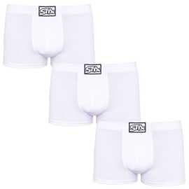 3PACK pánske boxerky Styx klasická guma biele (3Q1061) XL, trenky.
Hľadáte dokonalú kombináciu pohodlia, štýlu a kvality?
Prvotriedny materiál pre dokonalé pohodlie
Tieto boxerky sú vyrobené z jedinečnej zmesi bavlny, modalu a elastanu.
Perfektne padnúce a pohodlné klasické elastické
Pánske boxerky Styx majú kratšie nohavičky, ktoré sa nikdy nevyhrnú a poskytujú maximálnu voľnosť pohybu.
Prečo si boxerky Styx zamilujete

Prvotriedna kombinácia bavlny a modalu: Mäkká, priedušná a príjemná na telo.
Kratšie nohavičky: Žiadne vyhrňovanie a maximálna voľnosť pohybu.
Klasický elastický pás: Netlačí, ale drží ich pevne na mieste.
Vhodné na bežné nosenie a šport: Skvelá voľba pre aktívnych mužov.
Vyrobené v ČR: Česká kvalita a precízne spracovanie.

Spodná bielizeň Styx patrí medzi najobľúbenejšie.
Česká značka Styx je medzi zákazníkmi známa najmä vďaka spodnej bielizni s neotrelými vzormi vo výrazných farbách.
Ako sa starať o boxerky Styx?
Aby vám obľúbené boxerky dlho vydržali, odporúčame nasledujúce tipy:

Pranie: Odporúčame prať na 30 ° C, aby si materiál zachoval svoju jemnosť a elasticitu.
Sušenie: Nevhodné do sušičky, aby sa predišlo strate pružnosti a poškodeniu vlákien.
Žehlenie: Pokiaľ je potrebné, je možné žehliť na nízku teplotu, ale odporúčame žehliť naruby.

Tip: Nájsť ten správny kus spodnej bielizne, ktorý vám dokonale padne, môže byť náročné.