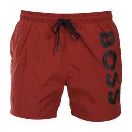 Herenzwemkleding BOSS rood (50515296 248) M.
Ben je op zoek naar een modern en stijlvol badpak dat er niet alleen geweldig uitziet, maar ook comfort biedt?
Lichtgewicht en duurzaam materiaal
Het badpak is gemaakt van synthetische vezels die lichtgewicht, sneldrogend en bestand tegen water, chloor en zonlicht zijn.
Comfortabele snit die perfect past
De korte broeken voor heren van BOSS hebben een modern ontwerp met een sportieve touch en passen bij elke actieve man.
Waarom is BOSS zwemmode het proberen waard?

Tijdloos ontwerp: Een minimalistische en moderne look voor elke gelegenheid.
Sneldrogend materiaal: Lichtgewicht en duurzame kunstvezels voor maximaal comfort.
Ze passen perfect: Elastische taille en korte pijpen voor bewegingsvrijheid en comfort.

Alle stijlvolle mannen zullen dol zijn op BOSS ondergoed
Het merk BOSS is voortgekomen uit de bekende kledingfabrikant Hugo Boss als een productlijn voor mannen die houden van kwaliteitsstukken en tijdloze looks.
Hoe verzorg je je BOSS zwemkleding?
Om ervoor te zorgen dat je zwemkleding net zo lang meegaat als nieuwe kleding, is het belangrijk om er goed voor te zorgen:

Wasgoed: Aanbevolen voor 30°C met mild afwasmiddel.
Drogen: Niet in de droger, ideaal is om ze vrij te laten drogen aan de lucht.
Strijken: Niet strijken, het materiaal wordt vanzelf plat.

Tip: Het kan een hele klus zijn om een badpak te kiezen dat perfect bij je past en bij je stijl past.