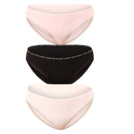 3PACK dámske nohavičky Tommy Hilfiger viacfarebná (UW0UW02825 0R8) S.
Doprajte si pohodlie v ikonickom dizajne, ktorý vám dodá sebavedomie.
Ľahký a elastický materiál pre celodenné pohodlie
Nohavičky Tommy Hilfiger sú vyrobené z vysokokvalitných umelých vlákien, ktoré vynikajú svojou jemnosťou, priedušnosťou a odolnosťou.
Moderný dizajn, ktorý vám vyhovuje
Minimalistický dizajn sa hodí do každého šatníka a zvýrazní váš jedinečný štýl.
Čo si na nohavičkách Tommy Hilfiger zamilujete

Prémiová kvalita od ikonickej značky.
Mäkký, ľahký a elastický materiál.
Štýlový dizajn pre elegantný a športový vzhľad.

Tommy Hilfiger je značka pre všetky moderné ženy
Spodná bielizeň Tommy Hilfiger predstavuje dokonalú harmóniu medzi klasickým a moderným vzhľadom.
Ako sa starať o spodnú bielizeň Tommy Hilfiger
Aby vaše obľúbené nohavičky zostali dlho v perfektnom stave, odporúčame dodržiavať tieto pokyny na starostlivosť.

Pranie: Per na maximálnu teplotu 30 °C.
Sušenie: Nohavičky nie sú vhodné do sušičky.
Žehlenie: Žehlenie je povolené, ale len na nízku teplotu.

Tip: Vaša obľúbená spodná bielizeň si zaslúži šetrné zaobchádzanie.