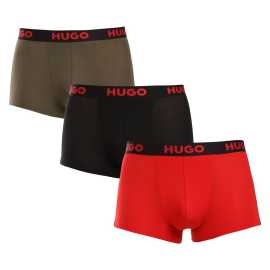 3PACK Herren Klassische Boxershorts HUGO mehrfarbig (50496723 965) XXL.
Setzen Sie auf zeitlose Eleganz und höchsten Komfort mit den HUGO Herren-Boxershorts.
Material, das sich perfekt an Sie anpasst
Die Kombination aus hochwertiger Baumwolle mit einem Hauch von Elastan sorgt für eine optimale Kombination aus Komfort und Flexibilität.
Ein Stil, der für sich selbst spricht
Die nüchterne Farbgebung ist für alle Männer geeignet, die keine Exzentrik mögen.
Warum Sie HUGO Boxershorts lieben werden

Hochwertiges Material aus einer Kombination von Baumwolle und Elastan.
Elegantes Design in klassischen Farben.
Kürzere Beine für mehr Komfort.

Hugo Unterwäsche für Liebhaber von Komfort und Luxus
Die Marke Hugo Underwear gehört zur Bekleidungsfamilie Hugo Boss und zeichnet sich durch hochwertige Materialien und präzise Verarbeitung aus.
Pflegehinweise für HUGO Boxershorts
Damit Ihre Lieblingsboxer lange halten, empfehlen wir Ihnen, diese Tipps zu befolgen.

Waschen: Der Stift hat eine Temperatur von 40 °C.
Trocknen: Sie können Ihre Boxershorts im Wäschetrockner im Schonprogramm trocknen.
Bügeln: Falls erforderlich, bügeln Sie sie bei niedrigerer Temperatur von innen nach außen.

Tip: Werden Sie ein Experte für die Pflege von Unterwäsche mit den Ratschlägen in unserem Artikel und geben Sie Ihren Lieblingsstücken die Pflege, die sie verdienen.
