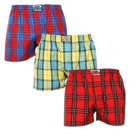 3PACK Herren Boxershorts Styx klassischer Gummizug mehrfarbig (3A10123) XXL.
Gönnen Sie sich Stil und Komfort mit den Styx-Shorts für Männer in bunten und originellen Designs.
Weiches Material für ganztägigen Komfort
Die Styx-Shorts bestehen aus 100% Baumwolle, die auch bei ganztägigem Tragen weich und atmungsaktiv ist.
Originelles Design und bequeme Passform
Die Styx-Shorts bringen mit ihren kräftigen Farben und originellen Prints Verspieltheit und einzigartigen Stil in Ihre Garderobe.
Warum Styx-Shorts?

Hergestellt in der Tschechischen Republik mit dem Schwerpunkt auf Qualität und Präzision.


Das Material aus 100% Baumwolle sorgt für Weichheit und Komfort.


Originelle und witzige Designs, die Sie von der Masse abheben werden.

Qualität aus der Tschechischen Republik, das ist Styx-Unterwäsche
Die Unterwäsche von Styx wird vollständig in der Tschechischen Republik hergestellt.
Pflegehinweise für Styx-Shorts
Um die Qualität und den Komfort Ihrer Shorts zu erhalten, beachten Sie bitte die folgenden Hinweise:

Wäscherei: Bei maximal 30 °C waschen, damit die Farben intensiv und die Baumwolle weich bleibt.


Trocknen: Wir empfehlen, sie nicht im Trockner zu trocknen, sondern sie an der Luft trocknen zu lassen.


Bügeln: Für ein glattes Aussehen können Sie die Shorts bei niedriger Temperatur bügeln.

Tip: Werden Sie mit den Tipps in unserem Artikel zum Experten für die Pflege von Dessous und geben Sie Ihren Lieblingsstücken die Pflege, die sie verdienen.