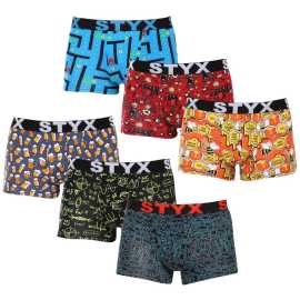 6PACK Herren Klassische Boxershorts Styx art sportlicher Gummizug mehrfarbig (6G12697124/2) XXL.
Gönnen Sie sich Komfort für den ganzen Tag mit den Styx Boxershorts für Männer in einer klassischen Farbgebung.
Hochwertiges Material für maximalen Komfort
Die Boxershorts sind aus einer hochwertigen Mischung aus Baumwolle und Kunstfasern gefertigt.
Praktisches Design und tschechische Präzision
Styx Boxershorts haben kürzere Beine, die nirgends einrollen und Ihnen maximale Bewegungsfreiheit bieten.
Warum Styx Boxershorts wählen

Tschechische Qualität: Entworfen und hergestellt in der Tschechischen Republik, was eine hohe Qualität der Verarbeitung garantiert.
Hochwertige Materialien: Kombination aus Baumwolle, Modal und Elastan für maximalen Komfort.
Universelles Design: Kürzere Beine und modisch-sportlicher Gummizug für jede Gelegenheit.

Styx-Unterwäsche ist eine der beliebtesten
Die tschechische Marke Styx ist bei den Kunden vor allem für ihre Shorts mit neuartigen Mustern in kräftigen Farben bekannt.
Wie pflege ich meine Styx-Boxershorts richtig?

Wäscherei: Bei 30°C mit einem milden Waschmittel waschen, damit das Material weich und bequem bleibt.
Trocknen: Es wird nicht empfohlen, Boxershorts im Wäschetrockner zu trocknen, sondern an der Luft zu trocknen, damit sie ihre Form behalten.
Bügeln: Falls erforderlich, bügeln Sie bei niedriger Temperatur, um die Weichheit des Materials zu erhalten.

Tip: Werden Sie ein Experte für die Pflege von Unterwäsche mit den Ratschlägen in unserem Artikel und geben Sie Ihren Lieblingsstücken die Pflege, die sie verdienen.