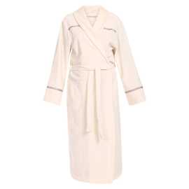 Dámsky župan L&L bielý (2304) S.
Hľadáte štýlový, pohodlný a funkčný župan?
Prirodzený komfort vďaka vysokokvalitnej bavlne
Dámsky župan L&L je vyrobený zo 100 % bavlny, ktorá je ideálnym materiálom pre každodenný kontakt s pokožkou.
Subtílny dizajn s premyslenými detailmi
Bočné vrecká vám umožnia mať drobnosti po ruke a opasok v páse zaručuje, že župan perfektne sedí.
Prečo si zamilujete župan L&L

Vysoko kvalitná bavlna: Prírodný, priedušný a savý materiál, ktorý je vhodný aj pre citlivú pokožku.
Elegantný dlhý strih: štýl a pohodlie v jednom balení.
Ľahká údržba a odolnosť: župan je možné žehliť a zostane krásny aj po opakovanom praní.

Župany L&L pre štýlových mužov a ženy
Značka L&L má dlhú tradíciu založenú na kvalite poľského textilného priemyslu a moderných technológiách.
Ako sa starať o ženský župan L&L
Aby ste si mohli svoj obľúbený župan užívať čo najdlhšie, odporúčame dodržiavať tieto pokyny na údržbu.

Pranie: Perte pri 30 °C s jemným pracím prostriedkom.
Sušenie: Župan nie je vhodný na sušenie v sušičke.
Žehlenie: Áno, župan môžete žehliť – odporúčame strednú teplotu.

Tip: Staňte sa odborníkom na starostlivosť o spodnú bielizeň vďaka tipom v našom článku a doprajte svojim obľúbeným kúskom starostlivosť, ktorú si zaslúžia.