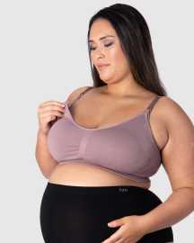 Hotmilk Sujetador de mujer My Necessity FULL CAP lactancia morado (MNT-full) XL.
Regálate la máxima comodidad y estilo con el sujetador de lactancia Hotmilk en un moderno tono morado.
Material de calidad para una mayor comodidad
El sujetador está fabricado con un material suave al que se ha añadido elastano, lo que le confiere elasticidad y una agradable sensación sobre la piel.
Diseño sencillo y detalles prácticos
El sujetador está diseñado pensando en la sujeción y la comodidad, especialmente para bustos voluminosos (tallas DDD a I).
Por qué comprar un sujetador de lactancia Hotmilk

Panel de sujeción oculto para un busto más voluminoso: Sujeción extra para pechos más voluminosos gracias al panel de sujeción interior, ideal para tallas DDD - I.


Lactanciafácil: Los prácticos clips para abrirlo con una sola mano facilitan la lactancia en cualquier momento y lugar.


Diseño sin costuras para el máximo confort: El material suave y el diseño liso sin costuras garantizan que el sujetador no sea visible bajo la ropa.

Ropa interior Hotmilk para aumentar tu confianza durante el embarazo y la lactancia
El periodo de embarazo y maternidad temprana es uno de los momentos de la vida de una mujer en que el cuerpo cambia literalmente de hora en hora.
A primera vista, los sujetadores, las bragas o las camisetas se diferencian de la gama habitual de ropa interior de maternidad y lactancia porque hacen hincapié no sólo en el aspecto práctico, sino sobre todo en que queden bien a la mujer.
Cómo cuidar un sujetador Hotmilk
Para que te sientas cómoda con tu nuevo sujetador de lactancia Hotmilk durante el mayor tiempo posible, te recomendamos que sigas estas pautas.

Lavandería: Recomendamos lavar el sujetador en ciclo delicado con agua fría y utilizar una bolsa de lencería protectora.


Secado: No se recomienda secar en secadora para preservar la elasticidad y la forma del sujetador.

Consejo: Para disfrutar de este sujetador durante mucho tiempo, merece un trato excepcional.