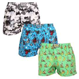 3PACK ανδρικό σορτς Styx art classic rubber πολύχρωμο (3A13917) M.
Χαρίστε στον εαυτό σας στυλ και άνεση με τα ανδρικά σορτς Styx σε έντονα χρώματα και πρωτότυπα σχέδια.
Μαλακό υλικό για άνεση όλη την ημέρα
Το σορτς Styx είναι κατασκευασμένο από 100% βαμβάκι, το οποίο προσφέρει απαλότητα και αναπνοή ακόμα και κατά τη διάρκεια της ολοήμερης χρήσης.
Πρωτότυπος σχεδιασμός και άνετη εφαρμογή
Το σορτς Styx θα φέρει παιχνιδιάρικη διάθεση και μοναδικό στυλ στην γκαρνταρόμπα σας χάρη στα έντονα χρώματα και τα πρωτότυπα σχέδια.
Γιατί να πάρετε σορτς Styx;

Κατασκευάζεται στην Τσεχική Δημοκρατία με έμφαση στην ποιότητα και την ακρίβεια.


100% βαμβακερό υλικό για απαλότητα και άνεση.


Πρωτότυπα και διασκεδαστικά σχέδια που θα σας κάνουν να ξεχωρίσετε.

Ποιότητα από την Τσεχική Δημοκρατία, αυτό είναι το εσώρουχο Styx
Τα εσώρουχα Styx κατασκευάζονται εξ ολοκλήρου στην Τσεχική Δημοκρατία.
Πώς να φροντίσετε τα σορτς Styx
Για να διατηρήσετε την ποιότητα και την άνεση του σορτς σας, ακολουθήστε τις παρακάτω οδηγίες:

Πλυντήριο ρούχων: Πλύνετε σε μέγιστη θερμοκρασία 30 °C για να διατηρήσετε τα χρώματα έντονα και το βαμβάκι μαλακό.


Στέγνωμα: Δεν συνιστούμε να τα στεγνώνετε στο στεγνωτήριο, αλλά να τα αφήνετε να στεγνώσουν ελεύθερα στον αέρα.


Σιδέρωμα: Για μια λεία εμφάνιση, μπορείτε να σιδερώσετε το σορτσάκι σε χαμηλή θερμοκρασία.

Συμβουλή: Γίνετε ειδικοί στη συντήρηση των εσωρούχων με τις συμβουλές του άρθρου μας και δώστε στα αγαπημένα σας κομμάτια τη φροντίδα που τους αξίζει.