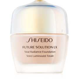 Shiseido Future Solution LX Total Radiance Foundation omladzujúci make-up SPF 15 odtieň Rosé 3/Rosé 3 30 ml.
   Odhaľte skutočnú krásu svojej pleti, ktorá je skrytá pod povrchom.
   Vlastnosti: 
   
    zaisťuje plné krytie a dodáva pleti rozžiarený vzhľad 
    zmenšuje viditeľnosť rozšírených pórov, vrások a tmavých miest 
    potláča prejavy starnutia pleti a podporuje jej vitalitu 
    zanecháva pleť hladšiu, pevnejšiu a žiarivejšiu 
    pomáha viditeľne regenerovať pleť 
    chráni pred slnečným žiarením vďaka SPF 15 
   
   Zloženie: 
   
    Time Match Powder, Photochromatic Powder a Micro Fit Technology – reagujú na zmeny v pleti 
    extrakt z koreňa hokkaidskej byliny Angelica acutiloba – podporuje mladý vzhľad pleti 
    extrakt z listov Oshima Sakura – zaisťuje svieži a rozjasnený vzhľad 
    rozjasňujúce 4MSK – zanecháva pleť krásnu na pohľad 
    extrakt zo zeleného čaju Uji – má antioxidačné účinky 
    SkingenecellEnmei – predlžuje mladosť pleti 
   
   Ako aplikovať: Make-up naneste končekmi prstov na tvár a jemne ho rozotrite.