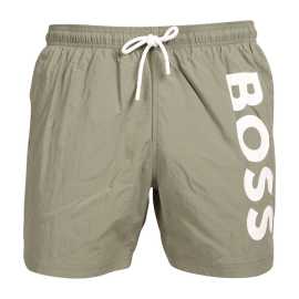 Maillots de bain pour hommes BOSS vert (50515296 250) XL.
Vous êtes à la recherche d'un maillot de bain moderne et élégant, qui soit à la fois beau et confortable ?
Matériau léger et durable
Le maillot de bain est fabriqué en fibres synthétiques légères, à séchage rapide et résistantes à l'eau, au chlore et à la lumière du soleil.
Coupe confortable qui s'ajuste parfaitement
Les shorts pour hommes BOSS ont un design moderne avec une touche sportive et conviendront à tous les hommes actifs.
Pourquoi les maillots de bain BOSS valent-ils la peine d'être essayés ?

Un design intemporel: Un look minimaliste et moderne pour toutes les occasions.
Matière à séchage rapide: Fibres synthétiques légères et durables pour un confort maximal.
Ils s'adaptent parfaitement : Taille élastiquée et jambes courtes pour la liberté de mouvement et le confort.

Tous les hommes élégants aimeront les sous-vêtements BOSS
La marque BOSS, issue du célèbre fabricant de vêtements Hugo Boss, est une ligne de produits destinée aux hommes qui aiment les articles de qualité et les looks intemporels.
Comment entretenir les maillots de bain BOSS ?
Pour que votre maillot de bain dure aussi longtemps que s'il était neuf, il est important d'en prendre soin :

Blanchisserie : Recommandé à 30°C avec un détergent doux.
Séchage : Ne pas mettre au sèche-linge, l'idéal est de les laisser sécher à l'air libre.
Repassage : Ne pas repasser, la matière s'aplatit naturellement.

Conseil : Choisir un maillot de bain qui vous va parfaitement et qui met en valeur votre style peut être un parcours du combattant.