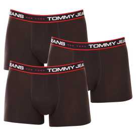 3PACK Moške boksarice Tommy Hilfiger črne (UM0UM02968 0R7) XXL.
Privoščite si brezčasen slog in vrhunsko udobje z moškimi boksericami Tommy Hilfiger.
Vrhunski material za maksimalno udobje
Boksarice Tommy Hilfiger so izdelane iz mehkega, na otip prijetnega bombaža z dodatkom elastana, ki jim daje prožnost in trpežnost.
Ikoničen slog in natančen kroj
Bokserji imajo daljše noge, ki se ne zvijajo, ter zagotavljajo zadostno pokritost in udobje.
Zakaj ne smete zamuditi boksaric Tommy Hilfiger

Vrhunski bombaž z elastanom: Mehke, zračne in udobne za celodnevno nošenje.
Daljše noge in elastičen pas: Stabilnost, slog in brez premikanja.
Elegantna in brezčasna zasnova: Odlično za vsak dan in posebne priložnosti.

Spodnje perilo Tommy Hilfiger je zagotovilo najvišje kakovosti
Blagovna znamka Tommy Hilfiger je pred skoraj 40 leti postala ikona ameriškega oblačenja, njena barvita paleta modre, rdeče in bele barve pa je prepoznavna že na prvi pogled.
Kako skrbeti za bokserje Tommy Hilfiger

Pralnica: Per pri 30 °C.
Sušenje: Bokserje lahko sušite v sušilnem stroju pri nizki temperaturi.
Likanje: Po potrebi jih lahko likate pri nižji temperaturi.

Nasvet: Iskanje popolnega spodnjega perila je včasih lahko izziv.
