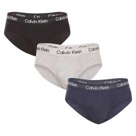 3PACK Herren Slips Calvin Klein mehrfarbig (NB3704A-KDX) L.
Setzen Sie auf eine bewährte Kombination aus Komfort, Qualität und kultigem Stil.
Angenehmes Material für ganztägigen Komfort
Der Slip ist aus einer hochwertigen Baumwoll-Elastan-Mischung gefertigt.
Elegantes Design mit ikonischem Gummibund
Das minimalistische Design wird durch die elastische Calvin Klein-Logo-Prägung ergänzt, die dem gesamten Modell einen modernen und dennoch zeitlosen Look verleiht.
Vorteile, die Sie jeden Tag schätzen werden

Atmungsaktive Baumwolle: Hält Sie den ganzen Tag über frisch.


Flexibilität dank Elastan: Der Slip passt sich perfekt dem Körper an und schränkt die Bewegungsfreiheit nicht ein.


Stilvoll gewebter Gummi: Das Calvin Klein-Logo verleiht dem Slip einen zeitlosen Look.

Calvin Klein Unterwäsche verleiht Ihnen einen einzigartigen Stil
Calvin Klein Herrenunterwäsche gehört zu den Aushängeschildern der Modeindustrie.
Pflegehinweise für Calvin Klein-Slips
Mit der richtigen Pflege bleiben Calvin Klein-Slips lange Zeit wie neu - und bieten Ihnen jeden Tag Stil und Komfort in einem.

Waschen: Waschen Sie den Slip bei 30°C, am besten auf links, damit die Farbe und die Qualität des Gummis erhalten bleiben.
Trocknen: Sie können die Socken im Wäschetrockner trocknen, wählen Sie aber das Schonprogramm bei niedriger Temperatur.
Bügeln: Nicht bügeln.

Tip: Es kann schwierig sein, die richtige Unterwäsche zu finden, die perfekt sitzt.