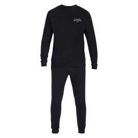 Pijama de hombre Tommy Hilfiger multicolor (UM0UM03339 DW5) XL.
Regálate comodidad y elegancia perfectas mientras duermes con los pijamas para hombre de Tommy Hilfiger.
Material de primera calidad para el máximo confort
El pijama está hecho de poliéster reciclado, lo que garantiza no sólo una agradable sensación en la piel, sino también el respeto al medio ambiente.
Diseño elegante y atemporal
Tommy Hilfiger es sinónimo de elegancia atemporal y este conjunto de pijama no es una excepción.
¿Por qué elegir este pijama de Tommy Hilfiger?

Material de alta calidad y respetuoso con el medio ambiente: Poliéster reciclado, respetuoso con el medio ambiente.
Corte cómodo y funcional: Ideal para dormir y relajarse en casa.
Diseño elegante y minimalista: La elegancia atemporal de Tommy Hilfiger.

La ropa interior Tommy Hilfiger es garantía de la máxima calidad
La marca Tommy Hilfiger se convirtió en un icono del vestir americano hace casi 40 años, y su colorida paleta de azul, rojo y blanco es reconocible a simple vista.
¿Cómo cuidar el pijama Tommy Hilfiger?
Para que el pijama conserve su forma y calidad durante mucho tiempo, recomendamos seguir las siguientes instrucciones:

Lavandería: Pluma a una temperatura máxima de 30 °C con colores similares.
Secado: No recomendamos secadora, lo ideal es secar al aire.
Planchado: Planchar a fuego lento si es necesario.

Consejo: Conviértete en una experta en mantenimiento de lencería con los consejos de nuestro artículo y dale a tus prendas favoritas el cuidado que se merecen.