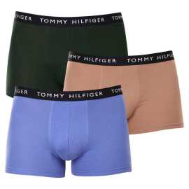 3PACK Moške boksarice Tommy Hilfiger večbarvne (UM0UM02203 0V1) L.
Privoščite si brezčasen slog in vrhunsko udobje z moškimi boksericami Tommy Hilfiger.
Vrhunski material za maksimalno udobje
Boksarice Tommy Hilfiger so izdelane iz mehkega, na otip prijetnega bombaža z dodatkom elastana, ki jim daje prožnost in trpežnost.
Ikoničen slog in natančen kroj
Bokserji imajo daljše noge, ki se ne zvijajo, ter zagotavljajo zadostno pokritost in udobje.
Zakaj ne smete zamuditi boksaric Tommy Hilfiger

Vrhunski bombaž z elastanom: Mehke, zračne in udobne za celodnevno nošenje.
Daljše noge in elastičen pas: Stabilnost, slog in brez premikanja.
Elegantna in brezčasna zasnova: Odlično za vsak dan in posebne priložnosti.

Spodnje perilo Tommy Hilfiger je zagotovilo najvišje kakovosti
Blagovna znamka Tommy Hilfiger je pred skoraj 40 leti postala ikona ameriškega oblačenja, njena barvita paleta modre, rdeče in bele barve pa je prepoznavna že na prvi pogled.
Kako skrbeti za bokserje Tommy Hilfiger

Pralnica: Per pri 30 °C.
Sušenje: Bokserje lahko sušite v sušilnem stroju pri nizki temperaturi.
Likanje: Po potrebi jih lahko likate pri nižji temperaturi.

Nasvet: Iskanje popolnega spodnjega perila je včasih lahko izziv.