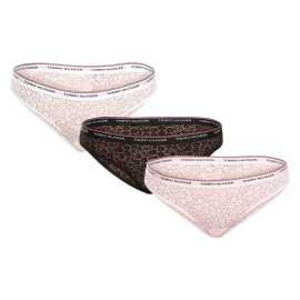 3PACK dámske nohavičky Tommy Hilfiger viacfarebné (UW0UW04897 0SK) XL.
Doprajte si pohodlie v ikonickom dizajne, ktorý vám dodá sebavedomie.
Ľahký a elastický materiál pre celodenné pohodlie
Nohavičky Tommy Hilfiger sú vyrobené z vysokokvalitných umelých vlákien, ktoré vynikajú svojou jemnosťou, priedušnosťou a odolnosťou.
Moderný dizajn, ktorý vám vyhovuje
Minimalistický dizajn sa hodí do každého šatníka a zvýrazní váš jedinečný štýl.
Čo si na nohavičkách Tommy Hilfiger zamilujete

Prémiová kvalita od ikonickej značky.
Mäkký, ľahký a elastický materiál.
Štýlový dizajn pre elegantný a športový vzhľad.

Tommy Hilfiger je značka pre všetky moderné ženy
Spodná bielizeň Tommy Hilfiger predstavuje dokonalú harmóniu medzi klasickým a moderným vzhľadom.
Ako sa starať o spodnú bielizeň Tommy Hilfiger
Aby vaše obľúbené nohavičky zostali dlho v perfektnom stave, odporúčame dodržiavať tieto pokyny na starostlivosť.

Pranie: Per na maximálnu teplotu 30 °C.
Sušenie: Nohavičky nie sú vhodné do sušičky.
Žehlenie: Žehlenie je povolené, ale len na nízku teplotu.

Tip: Vaša obľúbená spodná bielizeň si zaslúži šetrné zaobchádzanie.