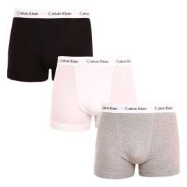 3PACK Moške boksarice Calvin Klein večbarvne (U2662G-998) S.
Ta komplet moških boksaric Calvin Klein ne prinaša le popolnega udobja, temveč tudi brezčasen in sodoben slog.
Kakovosten material za vsakodnevno nošenje
Calvin Kleinove boksarice so izdelane iz vrhunskega bombaža s pridihom elastana, ki zagotavlja mehkobo, zračnost in prožnost.
Krajše spodnjice za največjo svobodo gibanja
Calvin Kleinove bokserke imajo krajše noge, zato so idealna izbira za tiste, ki imajo raje svobodnejše gibanje in minimalne omejitve.
Prednosti, ki jih boste cenili vsak dan

Dihajoč bombaž: Ohranja svežino ves dan.


Prožnost zaradi elastana: Boksarice se popolnoma prilagodijo vašemu telesu in ne omejujejo gibanja.


Elegantna tkana guma: Logotip Calvin Klein daje bokserkam brezčasen videz.

Spodnje perilo Calvin Klein vam omogoča edinstven slog
Moško spodnje perilo Calvin Klein je ena od stalnic modne industrije.
Kako skrbeti za boksarice Calvin Klein
Če želite zagotoviti, da boksarice dolgo ohranijo svojo kakovost in udobje, priporočamo, da upoštevate naslednje smernice:

Pralnica: Bokserice perite pri 30 °C, da ohranite mehkobo materiala.


Sušenje: Lahko se varno posuši v sušilnem stroju pri nizkih temperaturah.


Likanje: Bokserjev ni treba likati.

Nasvet: Iskanje pravega spodnjega perila, ki se vam popolnoma prilega, je lahko izziv.