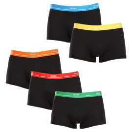 5PACK Herren Klassische Boxershorts BOSS schwarz (50489616 999) M.
Gönnen Sie sich ultimativen Komfort und zeitlosen Stil mit den BOSS Boxershorts für Männer.
Hochwertiges Material für maximalen Komfort
Die Boxershorts sind aus einem hochwertigen Baumwoll-Elastan-Gemisch gefertigt, das die perfekte Kombination aus Weichheit, Atmungsaktivität und Elastizität bietet.
Stilvolles Design und elegantes Aussehen
Das klassische Design mit dezentem BOSS Logo auf dem gewebten Gummi verleiht den Boxershorts einen modernen und anspruchsvollen Look.
Warum Sie die BOSS Boxershorts lieben werden

Hochwertige Baumwolle: Weich, atmungsaktiv und angenehm am Körper.
Elastischer Bund mit BOSS Logo: Elegant und bequem.
Längere Höschen: Ideal unter einem Anzug und beim Sport.
Flexibles Material: Es passt sich perfekt an Ihren Körper an.

Alle stilvollen Männer werden BOSS Unterwäsche lieben
Die Marke BOSS wurde aus dem bekannten Bekleidungshersteller Hugo Boss ausgegliedert und bietet eine Produktlinie für Männer, die hochwertige Stücke und zeitlose Looks lieben.
Wie pflegt man seine BOSS Boxershorts?
Damit Ihre neuen Boxershorts so lange wie möglich ihre Form und Qualität behalten, empfehlen wir Ihnen, die folgenden Hinweise zu beachten:

Waschen: Bei 40°C mit ähnlichen Farben und Feinwaschmittel waschen.
Trocknen: Sie können sie auf niedriger Stufe im Wäschetrockner trocknen, aber wir empfehlen, sie an der Luft zu trocknen, damit sie länger halten.
Bügeln: Falls erforderlich, bei niedriger Hitze bügeln.

Tip: Es kann schwierig sein, die richtige Unterwäsche zu finden, die perfekt sitzt.