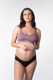 Hotmilk Damen-BH My Necessity REGULAR CAP Krankenpflege lila (MNT-regular) XL.
Der Hotmilk Still-BH ist die ideale Wahl für alle werdenden und frischgebackenen Mütter, die maximalen Komfort und Halt im Alltag suchen.
Hochwertiges Material für maximalen Komfort
Der Hotmilk-BH besteht aus einer feinen Mischung aus Polyamid und Elastan, die für Atmungsaktivität, ein angenehmes Gefühl am Körper und ausreichende Elastizität sorgt.
Minimalistisches Design und praktische Details
Der Hotmilk Still-BH hat einen einfachen, glatten Schnitt ohne unnötige Nähte, der unter jedes Outfit passt, der BH ist unter Kleidung fast unsichtbar.
Dieser Hotmilk-BH ist ideal für die Brustgrößen A - DDD.
Warum der Hotmilk Still-BH einen Versuch wert ist

Anpassungsfähiger Schnitt: Der BH lässt sich auf zwei bis drei Körbchengrößen einstellen und sorgt so für Komfort und Flexibilität während der Schwangerschaft und nach der Geburt.


Einfaches Stillen: Praktische Einhand-Öffnungsclips sorgen für einen einfachen Zugang zur Brust, ideal für das Stillen zu Hause oder im Freien.


Nahtloses Design: Die glatte, nahtlose Oberfläche sorgt dafür, dass der BH unter der Kleidung nicht zu sehen ist, so dass er auch im Alltag getragen werden kann.


Komfort bei jedem Schritt: Eine gute Wahl für das Krankenhaus, zum Schlafen oder für ruhige Tage zu Hause, dank des weichen und dehnbaren Materials ohne Bügel.

Hotmilk-Unterwäsche für mehr Selbstvertrauen während Schwangerschaft und Stillzeit
Die Zeit der Schwangerschaft und der frühen Mutterschaft ist eine der Zeiten im Leben einer Frau, in der sich der Körper buchstäblich von Stunde zu Stunde verändert.
BHs, Slips oder Shirts unterscheiden sich auf den ersten Blick vom üblichen Angebot an Umstands- und Stillunterwäsche, weil sie nicht nur den praktischen Aspekt betonen, sondern vor allem, dass sie an Frauen gut aussehen.
Hotmilk BH Pflege
Damit Ihr neuer Lieblings-BH lange in perfektem Zustand bleibt, empfehlen wir Ihnen, diese Tipps zu befolgen.

Wäscherei: Wir empfehlen, den BH im Schonwaschgang in kaltem Wasser zu waschen und einen Wäschesack zu verwenden.


Trocknen: Wir raten davon ab, den BH im Wäschetrockner zu trocknen, um seine Elastizität und Form zu erhalten.

Tip: Um lange Freude an diesem BH zu haben, sollte er besonders gut behandelt werden.