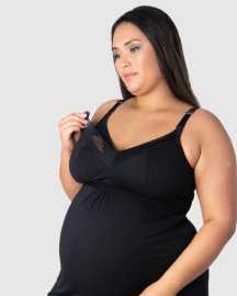 Ženska spavaćica Hotmilk Dream spavaćica FULL CAP dojilja crna (DNB) XXL.
Hotmilk spavaćica za dojilje neće vam pružiti samo udobnost, već i elegantan izgled.
Ugodan materijal za vašu noćnu udobnost
Košulja je izrađena od mekane mješavine viskoze i elastina koja pruža prozračnost i elastičnost, što je čini idealnom za nošenje tijekom i nakon trudnoće.
Moderan dizajn i praktični detalji
Crni kamisol s mekom, prozirnom čipkom na dekolteu i ispod grudi dodaje ženstvenost i gracioznost cjelokupnom izgledu.
Ovaj kamisol savršeno pristaje ženama s velikim košaricama (DD – I) , pružajući im dovoljnu potporu čak i bez ušica.
Zašto Hotmilk košulju za dojilje vrijedi isprobati

Elegantni detalji od čipke: Prozirna čipka na dekolteu i ispod grudi daje spavaćici gracioznost i suptilnu eleganciju.


Praktično i jednostavno dojenje: Tradicionalne kopče koje se lako otvaraju omogućuju brz pristup dojci tijekom noćnog hranjenja.


Prilagodljiv materijal: Mekana viskoza s elastinom pruža udobnost i slobodu pokreta dok se prilagođava promjenjivom tijelu.


Univerzalna pogodnost za trudnice i dojenje: Skupljena prednja strana pruža dovoljno prostora za rastući trbuh, što kamisol čini idealnim za trudnoću i nakon poroda.

Hotmilk donje rublje podržat će vaše samopouzdanje tijekom trudnoće i dojenja
Razdoblje trudnoće i ranog majčinstva spada u razdoblja u životu žene kada se tijelo mijenja doslovno iz sata u sat.
Grudnjaci, gaćice ili kamisole već na prvi pogled svojim izgledom odskaču od uobičajenog asortimana donjeg rublja za trudnice i dojilje jer naglašavaju ne samo praktičnu stranu stvari, već prije svega da ženama dobro stoje.
Hotmilk njega spavaćice
Kako bi vaš novi omiljeni grudnjak za dojilje trajao što duže, pomoći će vam sljedeće preporuke.

Pranje: Preporučamo pranje kamisola na nježnom ciklusu u hladnoj vodi i korištenje zaštitne vrećice za rublje kako biste očuvali mekoću materijala i strukturu čipke.


Sušenje: Ne preporučuje se sušenje u sušilici; najbolje je kamisol ostaviti da se slobodno suši u hladu kako bi sačuvao boju i elastičnost.

Savjet: Kako biste zaista dugo uživali u ovoj spavaćici za dojenje, ona zaslužuje izuzetan tretman.