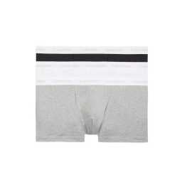 3PACK pánske boxerky Calvin Klein nadrozmer viacfarebné (NB2665A-32Y) XXL, trenky.
Užívajte si maximálne pohodlie a luxus s pánskymi boxerkami Calvin Klein.
Kvalitný materiál pre celodenné pohodlie
Tieto boxerky sú vyrobené z prvotriednej zmesi bavlny a elastanu.
Elegantný dizajn a praktický strih
Tkaná guma s kontrastným logom Calvin Klein vytvárajú štýlový a nadčasový vzhľad.
Prečo si zamilujete boxerky Calvin Klein

Prvotriedny materiál: Kombinácia bavlny a elastanu zaručuje mäkkosť, priedušnosť a elasticitu pre maximálne pohodlie počas celého dňa.


Štýlový dizajn: Ikonické logo Calvin Klein s vyšívanou gumou dodáva boxerkám elegantný vzhľad vhodný na každú príležitosť.


Praktický strih: dlhšie nohavice a prispôsobivý strih poskytujú väčšie pohodlie a voľnosť pohybu, ideálne na bežné nosenie, do práce aj na voľný čas.

Spodnú bielizeň Calvin Klein milujú ľudia na celom svete
Pánska spodná bielizeň Calvin Klein patrí k stáliciam módneho priemyslu.
Ako sa starať o boxerky Calvin Klein
Aby si vaše nové boxerky zachovali svoj vzhľad a kvalitu čo najdlhšie, dodržiavajte tieto jednoduché pokyny:

Pranie: Perte ich pri maximálnej teplote 30 °C.


Sušenie: Sušenie v bubnovej sušičke sa neodporúča - najlepšou voľbou je sušenie na vzduchu.


Žehlenie: Boxerky nie je potrebné žehliť, čím ušetríte čas a námahu.

Tip: Hľadanie obľúbenej spodnej bielizne môže byť beh na dlhé trate, preto chceme, aby vám obľúbené kúsky dlho vydržali.