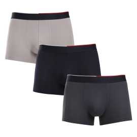 3PACK pánske boxerky Tommy Hilfiger viacfarebné (UM0UM03388 0T1) S, trenky.
Doprajte si nadčasový štýl a špičkový komfort s pánskymi boxerkami od značky Tommy Hilfiger.
Prémiový materiál pre maximálne pohodlie
Boxerky Tommy Hilfiger sú vyrobené z jemnej, na dotyk veľmi príjemnej bavlny s prímesou elastanu, ktorý im dodáva pružnosť a dlhú životnosť.
Ikonyický štýl a precízny strih
Boxerky majú dlhšie nohavičky, ktoré sa nevyhrávajú a poskytujú dostatočné zakrytie a komfort.
Prečo by vám boxerky Tommy Hilfiger nemali chýbať

Prémiová bavlna s elastanom: Mäkká, priedušná a pohodlná na celodenné nosenie.
Dlhšie nohavičky a vyšívaný guma: Stabilita, štýl a žiadne rolovanie.
Elegantný a nadčasový dizajn: Skvelé na každodenné aj špeciálne príležitosti.

Spodná bielizeň Tommy Hilfiger je zárukou najvyššej kvality
Značka Tommy Hilfiger sa stala ikonou amerického obliekania pred takmer 40 rokmi a jej farebnosť v odtieňoch modrej, červenej a bielej je rozpoznateľná na prvý pohľad.
Ako sa starať o boxerky Tommy Hilfiger

Pranie: Per na 30 °C.
Sušenie: Boxerky možno sušiť v sušičke pri nízkej teplote.
Žehlenie: V prípade potreby je možné ich žehliť na nižšiu teplotu.

Tip: Nájdenie ideálneho kúsku spodnej bielizne môže byť niekedy náročné.