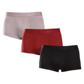 3PACK muške bokserice Calvin Klein višebojan (NB3741A-Q0J) L.
Doživite vrhunsku udobnost s muškim boksericama Calvin Klein u modernim bojama.
Materijal koji će vas oduševiti već prvi put kada ga probate
Calvin Klein bokserice izrađene su od finog liocela, nadopunjenog umjetnim vlaknima.
Moderan dizajn i kraće nogavice
Bokserice će impresionirati svojim suptilnim tonovima boja i tkanom elastikom s diskretnim Calvin Klein logotipom .
Zašto biste svakako trebali isprobati Calvin Klein bokserice

Održiv i prozračan materijal: Nježan za kožu, izvrsno upija vlagu i ekološki prihvatljiv.
Kraći sportski kroj: Idealno za aktivan način života i maksimalnu udobnost.
Moderan dizajn: Suptilne boje i tkana elastika s Calvin Klein logotipom daju moderan i sofisticiran izgled.

Donje rublje Calvin Klein pružit će vam jedinstven stil
Calvin Klein muško donje rublje spada u konstante modne industrije.
Kako se brinuti za Calvin Klein bokserice
Kako biste svoju omiljenu odjeću dugo održali u izvrsnom stanju, preporučujemo da slijedite sljedeće upute za održavanje.

Pranje: Prati na 30°C, idealno okrenuto naopačke i sa sličnim bojama.
Sušenje: Bokserice možete sušiti u sušilici, ali preporučujemo odabir nježnog programa na niskoj temperaturi kako biste održali njihovu mekoću i elastičnost.
Peglanje: Nije potrebno niti preporučljivo – materijal je gladak i bez nabora.

Savjet: Pronalaženje pravog komada donjeg rublja koji vam savršeno pristaje ponekad je izazovno.