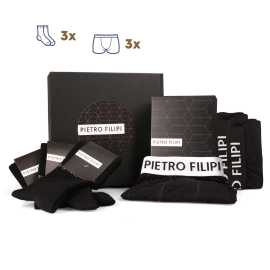 3PACK 3PACK Pietro Filipi Vīriešu dāvanu komplekts bokseri un zeķes melns (6PARC1) M.
Skaidri parādiet savam mīļotajam vīrietim, ka jums rūp viņa komforts.
Kas ietilpst Pietro Filipi apakšveļas dāvanu komplektā

3 gabali vīriešu bokseru šorti Pietro Filipi ar austu gumiju un logo


3 pāri bambusa melnu zeķu ar augstu piegriezumu Pietro Filipi

Pietro Filipi vīriešu bokseru šorti nodrošina komfortu visas dienas garumā
Pietro Filipi cieši piegulošie bokseršorti ir izgatavoti no augstas kvalitātes kokvilnas un elastāna maisījuma, kas ir patīkams uz ādas, labi novada mitrumu un lieliski pielāgojas jūsu ķermenim.
Bambusa zeķes lieliskam stilam un komfortam
Bambusa zeķes jūs iepriecinās ar savu sastāvu - bambusa šķiedras nodrošina tām maksimālu elpojamību un uzsūktspēju, tāpēc jūs jutīsieties ērti no rīta līdz vakaram.
Kāpēc ir vērts iegādāties Pietro Filipi bokseru šortu un zeķu dāvanu komplektu

Praktiska dāvana katram vīrietim.


Elegants iepakojums.


Kvalitatīvs materiāls un pārlaicīgs dizains.

Pietro Filipi apakšveļa visiem stilīgajiem vīriešiem
Pietro Filipi zīmolam Čehijas tirgū ir senas tradīcijas.
Kā kopt jauno apakšveļu
Lai pēc iespējas ilgāk izbaudītu jaunos bokserus un zeķes, iesakām ievērot šos padomus.

Veļas mazgātava: Bokseršortus var mazgāt 40 °C temperatūrā, bet zeķes ieteicams mazgāt 30 °C temperatūrā.


Žāvēšana: Bokserus varat žāvēt veļas žāvētājā, bet zeķes atstājiet žāvēties gaisā.


Gludināšana: Ja nepieciešams, gludiniet bokserus zemākā temperatūrā.

Padoms: Kļūstiet par veļas kopšanas eksperti, izmantojot mūsu rakstā sniegtos padomus, un nodrošiniet saviem iecienītākajiem apģērba gabaliem pienācīgu kopšanu.
 
Sastāvdaļas:
Zeķes - 80% bambusa, 15% poliamīda, 5% elastāna.
Bokseru šorti - 95% kokvilna, 5% elastāns