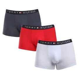 3PACK pánske boxerky Tommy Hilfiger viacfarebné (UM0UM03180 0R1) XL, trenky.
Doprajte si nadčasový štýl a špičkový komfort s pánskymi boxerkami od značky Tommy Hilfiger.
Prémiový materiál pre maximálne pohodlie
Boxerky Tommy Hilfiger sú vyrobené z jemnej, na dotyk veľmi príjemnej bavlny s prímesou elastanu, ktorý im dodáva pružnosť a dlhú životnosť.
Ikonyický štýl a precízny strih
Boxerky majú dlhšie nohavičky, ktoré sa nevyhrávajú a poskytujú dostatočné zakrytie a komfort.
Prečo by vám boxerky Tommy Hilfiger nemali chýbať

Prémiová bavlna s elastanom: Mäkká, priedušná a pohodlná na celodenné nosenie.
Dlhšie nohavičky a vyšívaný guma: Stabilita, štýl a žiadne rolovanie.
Elegantný a nadčasový dizajn: Skvelé na každodenné aj špeciálne príležitosti.

Spodná bielizeň Tommy Hilfiger je zárukou najvyššej kvality
Značka Tommy Hilfiger sa stala ikonou amerického obliekania pred takmer 40 rokmi a jej farebnosť v odtieňoch modrej, červenej a bielej je rozpoznateľná na prvý pohľad.
Ako sa starať o boxerky Tommy Hilfiger

Pranie: Per na 30 °C.
Sušenie: Boxerky možno sušiť v sušičke pri nízkej teplote.
Žehlenie: V prípade potreby je možné ich žehliť na nižšiu teplotu.

Tip: Nájdenie ideálneho kúsku spodnej bielizne môže byť niekedy náročné.