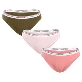 3PACK ženske hlačke Tommy Hilfiger večbarvne (UW0UW04895 0R6) L.
Privoščite si udobje v ikoničnem dizajnu, ki bo povečal vašo samozavest.
Prijeten material za celodnevno udobje
Osnova teh hlač je izdelana iz visokokakovostnega bombaža, ki je mehak za kožo, diha in zagotavlja udobje tudi med celodnevnim nošenjem.
Sodobna zasnova, ki vam ustreza
Minimalistična zasnova se bo prilegala vsaki garderobi in poudarila vaš edinstven slog.
Kaj vam je všeč pri hlačah Tommy Hilfiger

Vrhunska kakovost kultne blagovne znamke.
Mehak, lahek in prožen material.
Elegantna zasnova za eleganten in športen videz.

Tommy Hilfiger je blagovna znamka za vse sodobne ženske
Spodnje perilo Tommy Hilfiger predstavlja popolno harmonijo med klasičnim in sodobnim videzom.
Kako poskrbeti za svoje hlačke
Če želite, da bodo vaše najljubše hlačke ostale kot nove, priporočamo, da upoštevate naslednje smernice za vzdrževanje.

Pralnica: Operite pri najvišji temperaturi 30 °C.
Sušenje: Ne sušite v sušilnem stroju - lahko se skrči ali poškoduje elastan.
Likanje: Da, vendar le na nizki temperaturi in od znotraj navzven, da ne poškodujete površine ali odtisa na gumi.

Nasvet: Vaše najljubše spodnje perilo si zasluži nežno nego.
