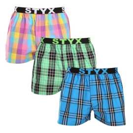 3PACK Herenboxershort Styx sport elastisch meerkleurig (3B102830) XXL.
Op zoek naar shorts die stijl, comfort en topkwaliteit combineren?
Kwaliteitskatoen voor perfect comfort
De shorts zijn gemaakt van eersteklas 100% katoen, dat niet alleen zacht aanvoelt, maar ook heerlijk ademend is.
Klassieke snit en moderne look
Dankzij de losse pasvorm voel je je helemaal comfortabel in deze shorts, omdat ze veel ruimte bieden voor natuurlijke bewegingen.
Waarom je Styx shorts zeker moet proberen

100% katoen voor maximaal comfort: De shorts zijn gemaakt van hoogwaardig katoen dat zacht, ademend en huidvriendelijk is, zodat ze de hele dag comfortabel zitten.
Sportief geweven rubber: Het stevige maar comfortabele Styx-logo-elastiek houdt de shorts op hun plaats zonder ongemakkelijke inkepingen of loslatingen.
Tsjechische productie en vakmanschap van hoge kwaliteit: Styx is een traditioneel Tsjechisch merk dat trots is op zijn precisiewerk, duurzaamheid en lange levensduur.

Het Tsjechische merk Styx biedt plezier en topkwaliteit
Styx ondergoed is vooral populair bij mensen voor wie individualiteit belangrijk is.
Hoe verzorg je een Styx short?
Om je korte broek lang in goede conditie te houden, raden we je de volgende tips aan.

Wasgoed: We raden aan om op 30 °C te wassen, zodat het katoen zijn zachtheid behoudt en de kleuren rijk blijven.
Droger: Drogen in de droogtrommel wordt afgeraden om krimpen van het materiaal te voorkomen.
Strijken: Katoen kan gestreken worden, maar we raden een lagere temperatuur aan om de stof niet te beschadigen.

Tip: Word een expert in lingerieonderhoud met het advies in ons artikel en geef je favoriete lingerie de zorg die ze verdient.