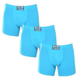 3PACK herenboxershort Styx lang classic rubber lichtblauw (3F1169) XXL.
Op zoek naar de perfecte combinatie van comfort, stijl en kwaliteit?
Eersteklas materiaal voor ultiem comfort
Deze boxershorts zijn gemaakt van een unieke mix van katoen, modal en elastaan.
Perfecte pasvorm en comfortabel klassiek rubber
De boxershorts voor heren van Styx hebben langere pijpen die oncomfortabel rollen voorkomen en zorgen voor maximaal comfort tijdens elke beweging.
Waarom je van Styx boxers zult houden

Hoogwaardige combinatie van katoen en modal: Zacht, ademend en comfortabel op het lichaam.
Langere slipjes: Ze voorkomen pilling en zorgen voor meer comfort.
Klassieke elastische tailleband: Het duwt niet, maar houdt stevig op zijn plaats.
Geschikt voor vrijetijdskleding en sport: Een geweldige keuze voor actieve mannen.
Gemaakt in Tsjechië: Tsjechische kwaliteit en nauwkeurig vakmanschap.

Styx ondergoed is een van de populairste
Het Tsjechische merk Styx staat bij klanten vooral bekend om zijn shorts met nieuwe patronen in opvallende kleuren.
Hoe verzorg je Styx boxers?
Om ervoor te zorgen dat je favoriete boxershort lang goed blijft, raden we je aan deze tips te volgen:

Wasgoed: We raden aan op 30 °C te wassen om de zachtheid en elasticiteit van het materiaal te behouden.
Drogen: Niet geschikt voor de droogtrommel om verlies van elasticiteit en beschadiging van de vezels te voorkomen.
Strijken: Indien nodig kan het gestreken worden op een lage temperatuur, maar we raden aan het binnenstebuiten te strijken.

Tip: Het juiste ondergoed vinden dat perfect bij je past, kan een uitdaging zijn.