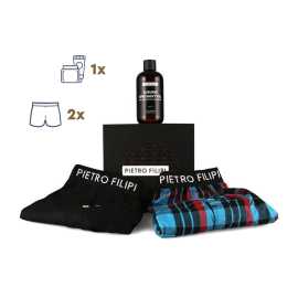 2PACK Geschenkset korte broek en douchegel voor heren Pietro Filipi (3PGP1) M.
Laat je favoriete man zien dat je om hem geeft!
Wat de Pietro Filipi geschenkset bevat

2 korte broeken van Pietro Filipi in zwart met ruitmotief


1 pak Pietro Filipi douchegel met verzorgende formule

Stijl en comfort in één met de korte broeken van Pietro Filipi
Pietro filipi shorts hebben een comfortabele losse pasvorm die geschikt is voor alledaags gebruik en om lekker in te luieren op de bank.
Verzorgende douchegel om je huid te verzorgen
Pietro Filipi Shower Gel heeft een zachte formule die de huid niet uitdroogt, maar juist zacht maakt en een frisse, onopvallende geur geeft.
Waarom deze Pietro Filipi cadeauset de zonde waard is

Comfortabele shorts voor dagelijks gebruik.


Cosmetica voor echte mannen.


Elegante verpakking.

Nieuw begin Pietro Filipi
Het merk Pietro Filipi is al vele jaren op de Tsjechische markt en is beroemd geworden om zijn moderne kleding voor zaken en vrije tijd.
Hoe verzorg je je favoriete shorts?
Om je nieuwe shorts in topconditie te houden, is het belangrijk om deze richtlijnen te volgen:

Wasgoed: We raden aan de shorts te wassen op 40°C.


Drogen: Je kunt de shorts in de droger drogen, maar alleen op een lage temperatuur om beschadiging van het elastaan te voorkomen.


Strijken: Het kan gestreken worden op een lage temperatuur, maar we raden aan het binnenstebuiten te strijken om de kwaliteit van het materiaal en het logo te behouden.

Tip: Het juiste ondergoed vinden dat perfect bij je past, kan een uitdaging zijn.
Ingrediënten:
Korte broek - 100% katoen
Douche - Aqua, Ammonium Lauryl Sulfaat, Cocamidopropyl Betaine, Dinatrium Cocoyl Glutamaat, Glycerine, Fenoxyethanol, Natrium Chloride, Parfum, Triethyleenglycol, Natrium Lactaat, Natrium PCA, Limoneen, Linalool, Hexyl Cinnamal, Fructose, Glycine, Inositol, Melkzuur, Niacinamide, Urea, Tasmannia Lanceolata Fruit/bladextract, Natrium Benzoaat