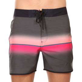 Moške kopalke Rip Curl prevelike večbarvne (046MBO-90) 3XL.
Če iščete udobne, funkcionalne in elegantne kopalke, so moške kratke hlače Rip Curl prava izbira!
Lahkoten in prilagodljiv material za največje udobje
Kopalke so izdelane iz visokokakovostnih umetnih vlaken, ki jim dajejo lahkotnost, prožnost in hitro sušenje.
Odlično prileganje in praktične podrobnosti
Športni kroj teh kopalk zagotavlja popolno svobodo gibanja, zato se boste pri vsaki dejavnosti počutili udobno.
Zakaj kopalke Rip Curl ne smejo manjkati v vaši garderobi

Prilagodljiv in hitro sušeč material: Visokokakovostna umetna vlakna za udobje in svobodo gibanja.
Športni kroj in elastičen pas: Popolnoma se prilega in ostane na mestu tudi med aktivnim gibanjem.
Trajnost in funkcionalnost: Idealno za šport, vodne aktivnosti in vsakodnevno poletno nošenje.

Rip Curl prinaša spodnje perilo za aktivne moške
Avstralska blagovna znamka Rip Curl se že od sedemdesetih let prejšnjega stoletja osredotoča na proizvodnjo kopalk, zlasti moških kopalk in kopalnih hlač.
Kako skrbeti za kopalke Rip Curl?
Da bi kopalke čim dlje ohranili v odlični kondiciji, priporočamo:

Pralnica: Perite pri 30 °C z blagim detergentom, da zaščitite elastičnost materiala.
Sušenje: Ni primerno za sušilni stroj, najbolje je, da se posuši na zraku.
Likanje: Ne likati, material je odporen na gubanje.

Nasvet: Izbira kopalk, ki se vam popolnoma prilegajo in poudarjajo vaš slog, je lahko dolgotrajna.