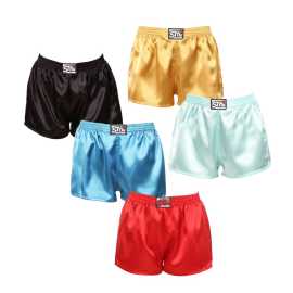 5PACK dámske trenky Styx klasická guma saténové viacfarebné (5L0635072) S, trenírky.
Doprajte si jedinečný pocit luxusu a pohodlia s dámskymi saténovými šortkami Styx!
Kvalitný materiál pre maximálne pohodlie
Dámske šortky Styx sú vyrobené z príjemného saténového materiálu, ktorý zaručuje ľahkosť, mäkkosť a jemný chladivý účinok na pokožku.
Zvodný dizajn a precízne české spracovanie
Dámske šortky Styx sú navrhnuté v jednoduchom, ale účinnom strihu, ktorý vám poskytne absolútnu voľnosť pohybu.
Prečo si zamilujete saténové šortky Styx?

Luxusný saténový materiál: Mäkký, ľahký a príjemne chladivý na pokožke.
Štýlový dizajn: Pre elegantný a sebavedomý vzhľad.
Pohodlný strih: Ideálne na spanie, domáce nosenie alebo voľnočasové aktivity.
Klasická guma s logom Styx: Skvele padne a netlačí.
Vyrobené v Českej republike: Precízne spracovanie a záruka kvality

Spodná bielizeň Styx je jednou z najobľúbenejších
Česká značka Styx je medzi zákazníkmi známa najmä vďaka svojej spodnej bielizni s neotrelými vzormi vo výrazných farbách.
Ako sa mám starať o svoje šortky Styx?
Aby vaše obľúbené saténové šortky vydržali dlho v skvelom stave, odporúčame dodržiavať tieto rady:

Pranie: Odporúčame prať pri teplote 30 °C, aby si šortky zachovali svoj jemný lesk a mäkkosť.
Sušenie: Neodporúčame sušenie v bubnovej sušičke, aby nedošlo k poškodeniu vlákien.
Žehlenie: V prípade potreby môžete šortky žehliť pri nízkej teplote.

Tip: Vaša obľúbená spodná bielizeň si zaslúži šetrné zaobchádzanie.