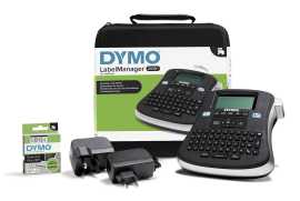 Dymo LabelManager 210D 2094492 tlačiareň štítkov s kufrom.
Automatické vypínanie k predĺženiu životnosti batérie
Tlač na pásky šírky 6mm, 9mm, 12mm
Jednoduchá navigácia od štartu až po tlač
Pamäť na 9 štítkov
Funkcia pre uloženie textu
Rozmerný grafický displej
Klávesy pre rýchle zadávanie symbolov, interpunkcií a diakritiky
Plnohodnotná klávesnica QWERTY
2-riadková tlač
V kompaktnej kufríkovej zostave
Opakovaná tlač až 10 kópií štítku

 Balenie obsahuje: štítkovač LM210D, adaptér, Dymo D1 páska čierna/biela (12 mm/7 m)
 