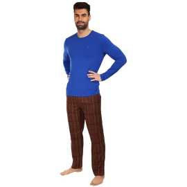 Herren Schlafanzug Tommy Hilfiger mehrfarbig (UM0UM01976 0TZ) M.
Gönnen Sie sich ein Gefühl von totalem Komfort und Stil mit dem Tommy Hilfiger Pyjama für Herren in einer attraktiven Kombination aus einfarbigem Hemd und gemusterter Hose.
Hochwertiges Material für maximalen Komfort
Tommy Hilfiger Schlafanzüge sind aus einer hochwertigen Baumwoll-Elastan-Mischung gefertigt, die eine angenehme Weichheit, Atmungsaktivität und Flexibilität garantiert.
Elegantes Design, das Sie lieben werden
Lange Ärmel und lange Beine sorgen für viel Wärme auch in den kälteren Monaten.
Warum Sie Tommy Hilfiger Pyjamas unbedingt ausprobieren sollten

Hochwertiges Material: Die Kombination aus Baumwolle und Elastan sorgt für Weichheit, Atmungsaktivität und Flexibilität für Komfort in der Nacht und Bewegungsfreiheit am Tag.
Elegantes Design: Ein unifarbenes T-Shirt mit dezentem Logo und eine farblich abgestimmte karierte Hose verleihen dem Pyjama einen eleganten und modernen Look, den Sie auch beim Faulenzen zu Hause schätzen werden.
Ideal zum Schlafen und Entspannen zu Hause: Dank des bequemen Schnitts mit langen Ärmeln und Beinen eignet sich der Pyjama nicht nur zum Schlafen, sondern auch zum Entspannen, für die Wochenendruhe oder das Home Office.

Tommy Hilfiger Unterwäsche ist eine Garantie für höchste Qualität
Die Marke Tommy Hilfiger wurde vor fast 40 Jahren zu einer Ikone amerikanischer Kleidung, und ihre farbenfrohe Palette aus Blau, Rot und Weiß ist auf den ersten Blick zu erkennen.
Pflegehinweise für Tommy Hilfiger-Pyjamas
Damit Ihr Schlafanzug möglichst lange in einwandfreiem Zustand bleibt, empfehlen wir Ihnen, die folgenden Pflegehinweise zu beachten.

Waschen: Wir empfehlen, den Schlafanzug bei einer Temperatur von maximal 40 °C zu waschen.
Trocknen: Pyjamas nicht im Wäschetrockner trocknen - hohe Temperaturen könnten die Elastizität und Haltbarkeit des Materials beeinträchtigen.
Bügeln: Ja, Pyjamas können gebügelt werden.