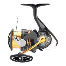 Daiwa navijak 23 legalis lt 2000 s-xh.
   •5 guličkových ložísk •ZAION V® AIRDRIVE ROTOR® •Prevody TOUGH DIGIGEAR® •Brzdový systém ATD™ Type-L •Pokládka línie Cross Wrap® •Dlhá liata cievka z kovaného ABS® hliníka •Rolový držiak AIRDRIVE Valček Twist Buster® III •Strojovo frézovaná hliníková skrutkovacia kľučka