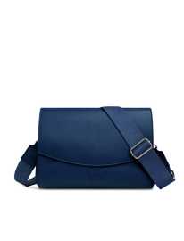 VUCH Danita Blue.

Zaista prostrana crossbody torba
Dva podesiva crossbody remena (tekstilni + od umjetne kože)
Patentni zatvarač prekriven preklopom
Stražnji i unutarnji džepovi s patentnim zatvaračem
Prošivanje u obliku Vuch loga na stražnjoj strani torbe
 CROSSBODY
Kad je netko ponosan na nas, grije nam srce.